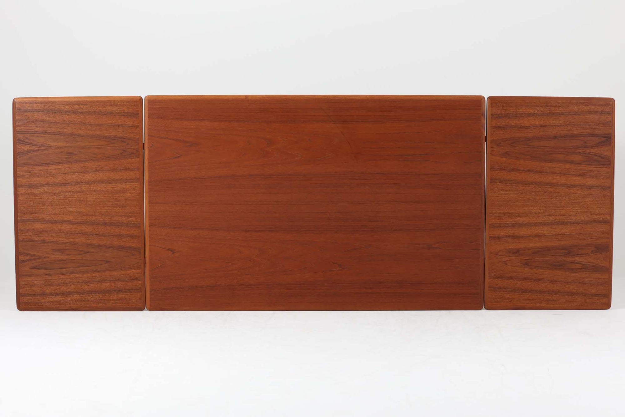 北欧より買い付けたエクステンションダイニングテーブルです。良質なチーク材が使用されており、その美しい木目が際立っています。天板は用途に応じて簡単に広げることができ、非常に便利です。また、片側のみ拡張板を広げて使用することも可能です。少し使用感が見受けられますが、価格にはその点を考慮しています。メンテナンスが施されており、全体的に綺麗な状態です。