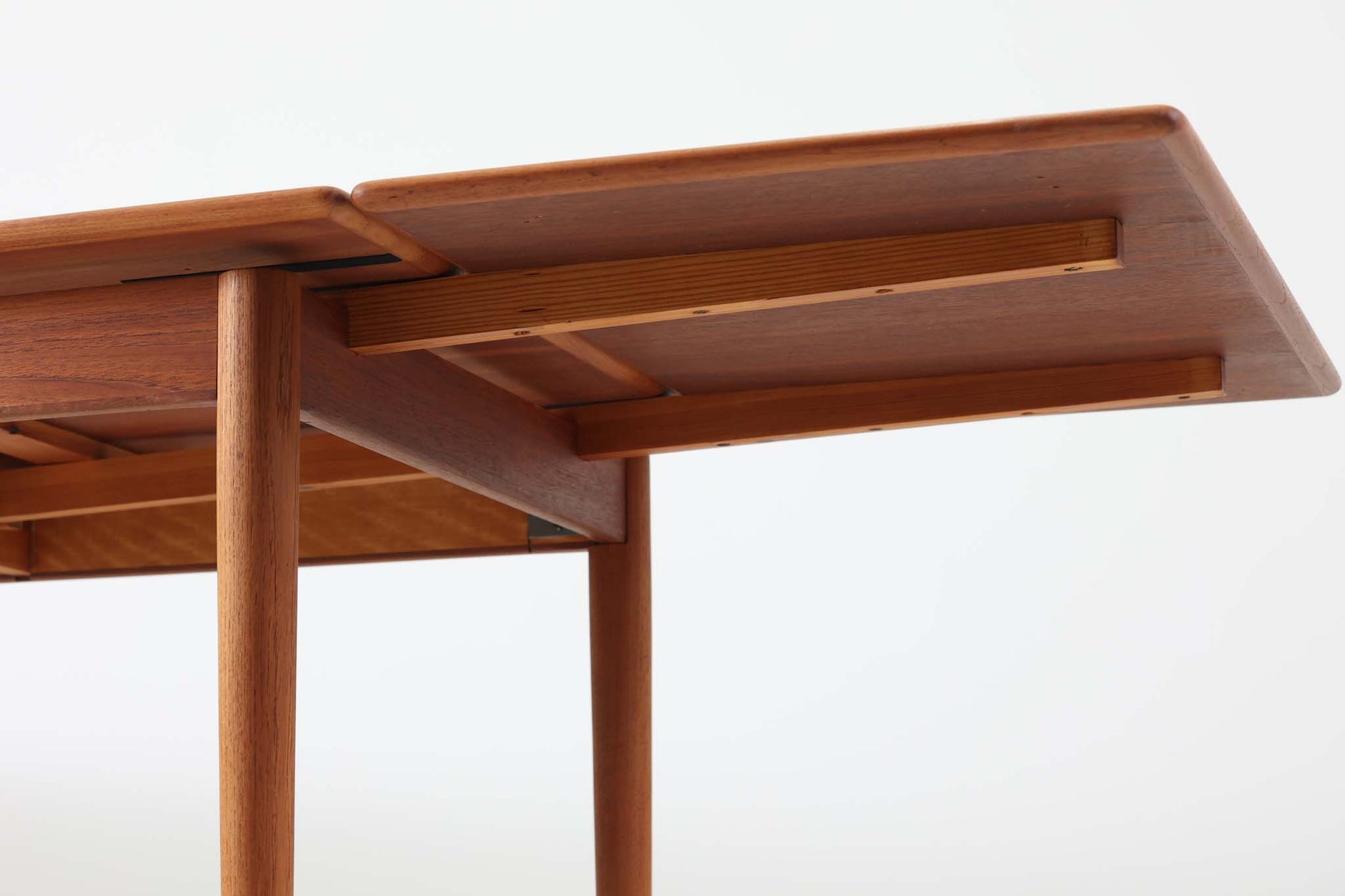 北欧より買い付けたエクステンションダイニングテーブルです。良質なチーク材が使用されており、その美しい木目が際立っています。天板は用途に応じて簡単に広げることができ、非常に便利です。また、片側のみ拡張板を広げて使用することも可能です。少し使用感が見受けられますが、価格にはその点を考慮しています。メンテナンスが施されており、全体的に綺麗な状態です。