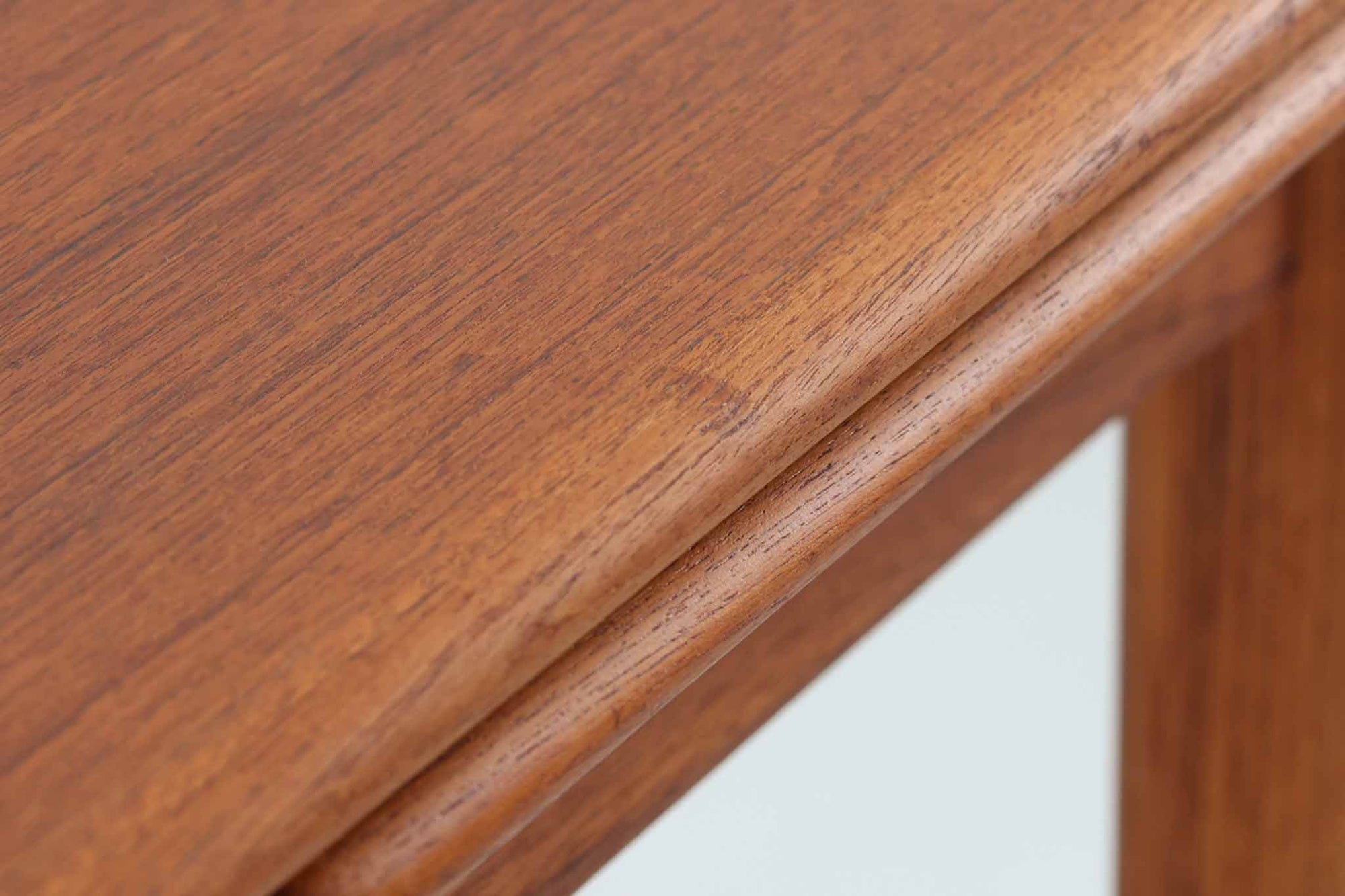 北欧より買い付けたエクステンションダイニングテーブルです。良質なチーク材が使用されており、その美しい木目が際立っています。天板は用途に応じて簡単に広げることができ、非常に便利です。また、片側のみ拡張板を広げて使用することも可能です。少し使用感が見受けられますが、価格にはその点を考慮しています。メンテナンスが施されており、全体的に綺麗な状態です。