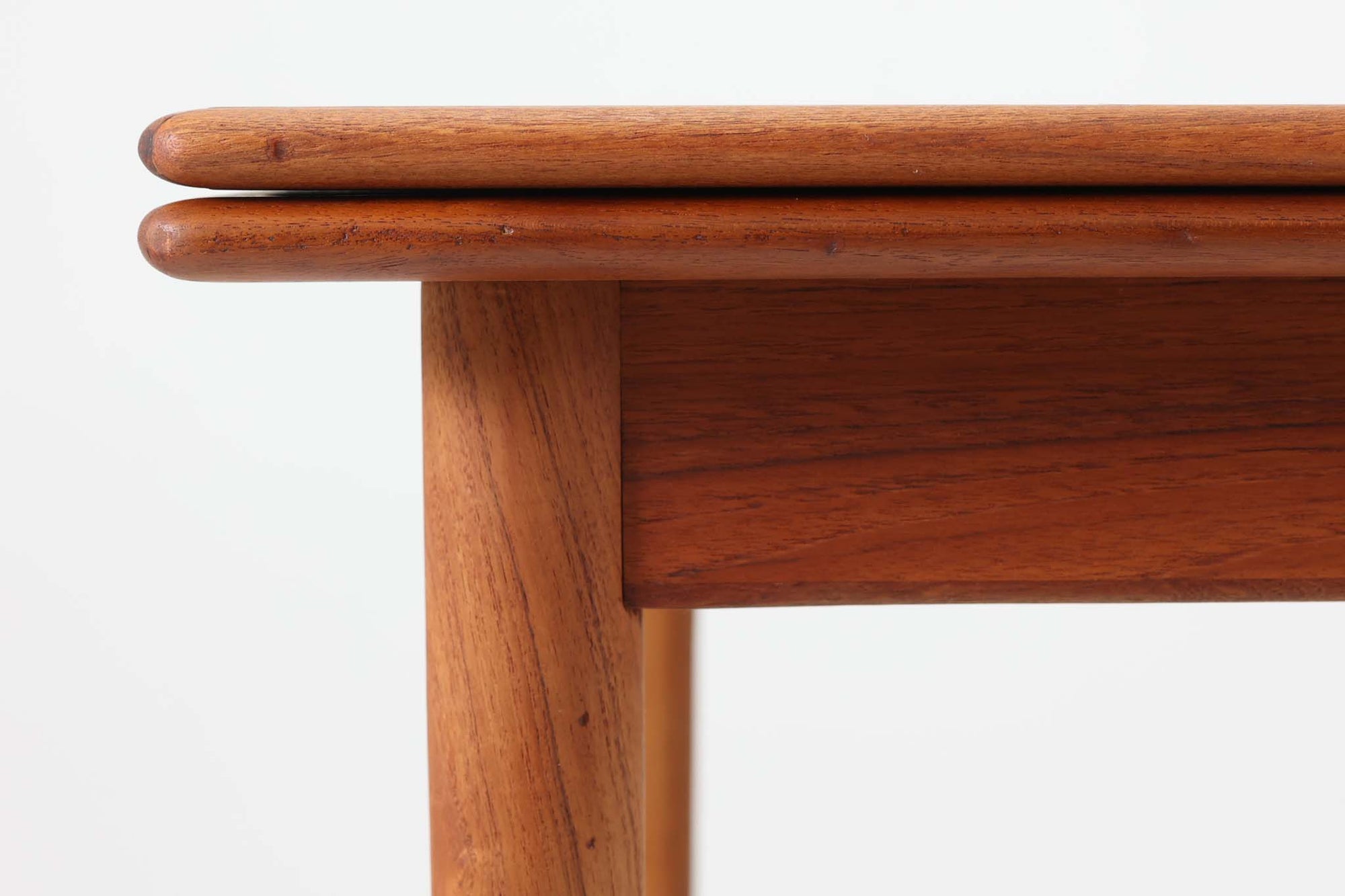 北欧より買い付けたエクステンションダイニングテーブルです。良質なチーク材が使用されており、その美しい木目が際立っています。天板は用途に応じて簡単に広げることができ、非常に便利です。また、片側のみ拡張板を広げて使用することも可能です。少し使用感が見受けられますが、価格にはその点を考慮しています。メンテナンスが施されており、全体的に綺麗な状態です。