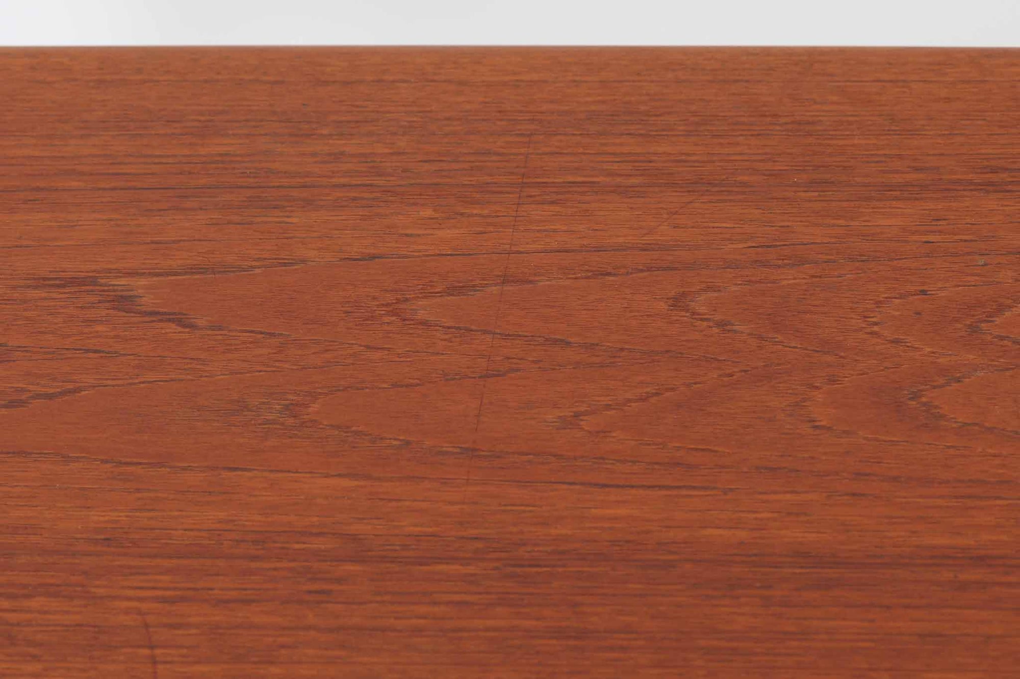 北欧より買い付けたエクステンションダイニングテーブルです。良質なチーク材が使用されており、その美しい木目が際立っています。天板は用途に応じて簡単に広げることができ、非常に便利です。また、片側のみ拡張板を広げて使用することも可能です。少し使用感が見受けられますが、価格にはその点を考慮しています。メンテナンスが施されており、全体的に綺麗な状態です。