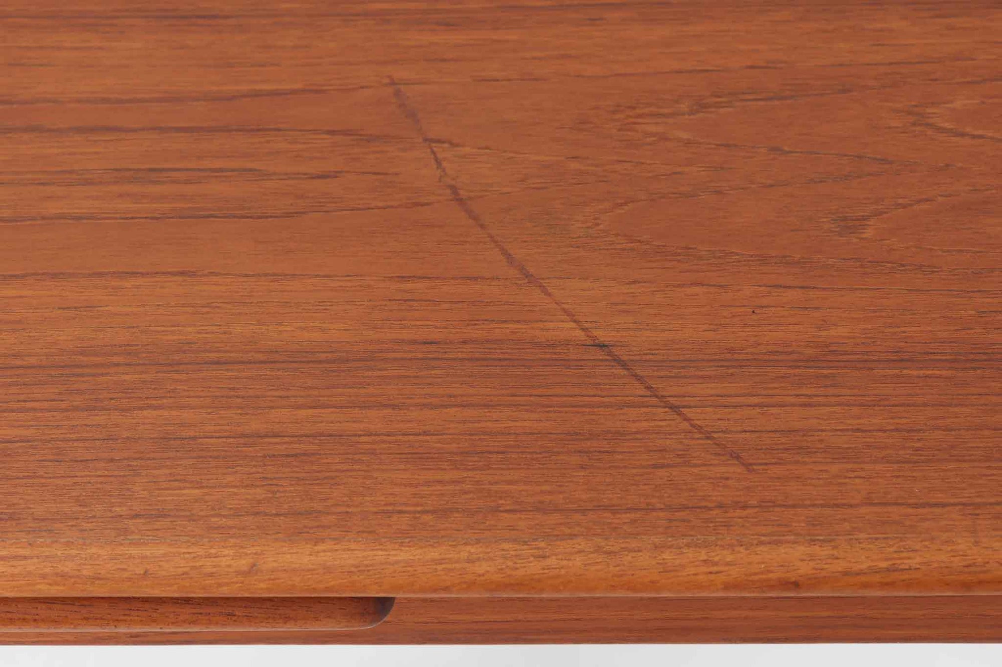 北欧より買い付けたエクステンションダイニングテーブルです。良質なチーク材が使用されており、その美しい木目が際立っています。天板は用途に応じて簡単に広げることができ、非常に便利です。また、片側のみ拡張板を広げて使用することも可能です。少し使用感が見受けられますが、価格にはその点を考慮しています。メンテナンスが施されており、全体的に綺麗な状態です。