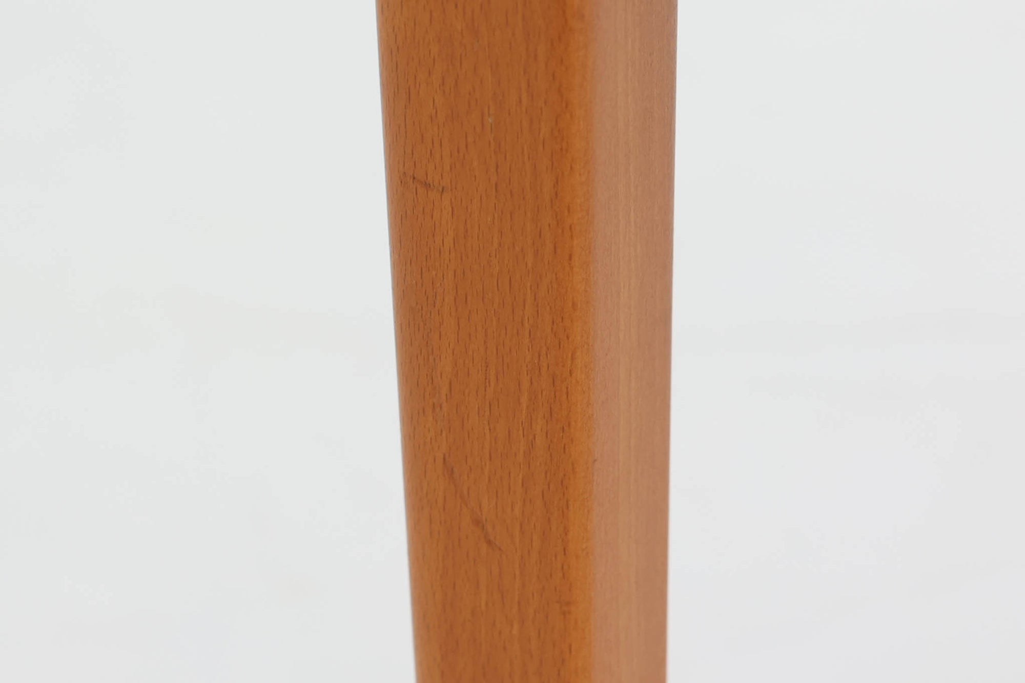 北欧から買い付けたエクステンションダイニングテーブルです。このテーブルは、使用目的に応じて簡単に天板を拡張できるため、非常に使い勝手の良いデザインとなっています。片側だけ拡張板を広げて使用することも可能で、状況に応じた柔軟な使い方ができます。天板には高品質なチーク材が使用されており、経年変化によって深みを増した色合いと美しい木目が際立っています。一方、脚部にはナチュラルな色味のビーチ材が用いられており、素材のコントラストがデザインの魅力を引き立てています。また、脚はテーパー状に仕上げられており、全体的に洗練された印象を与えるデザインです。