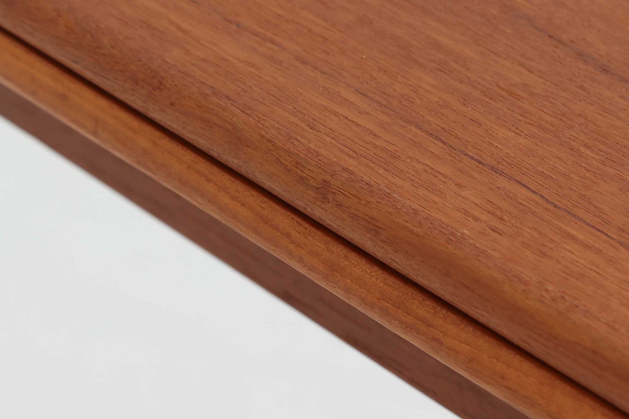 北欧から買い付けたエクステンションダイニングテーブルです。このテーブルは、使用目的に応じて簡単に天板を拡張できるため、非常に使い勝手の良いデザインとなっています。片側だけ拡張板を広げて使用することも可能で、状況に応じた柔軟な使い方ができます。天板には高品質なチーク材が使用されており、経年変化によって深みを増した色合いと美しい木目が際立っています。一方、脚部にはナチュラルな色味のビーチ材が用いられており、素材のコントラストがデザインの魅力を引き立てています。また、脚はテーパー状に仕上げられており、全体的に洗練された印象を与えるデザインです。