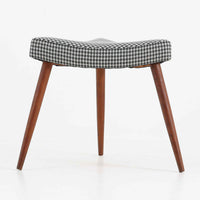 デンマーク製スツールです。3本脚の軽やかなフォルムに、チーク材の温もりが感じられる北欧ビンテージらしい佇まいが魅力です。三角形の座面は座り心地を考慮した絶妙な曲面で構成され、張地は千鳥格子柄のファブリックで仕上げました。玄関や寝室の補助椅子としてはもちろん、オットマンとしても活躍します。経年により深みを増したチーク材の脚が空間に上品な印象を与える一脚です。