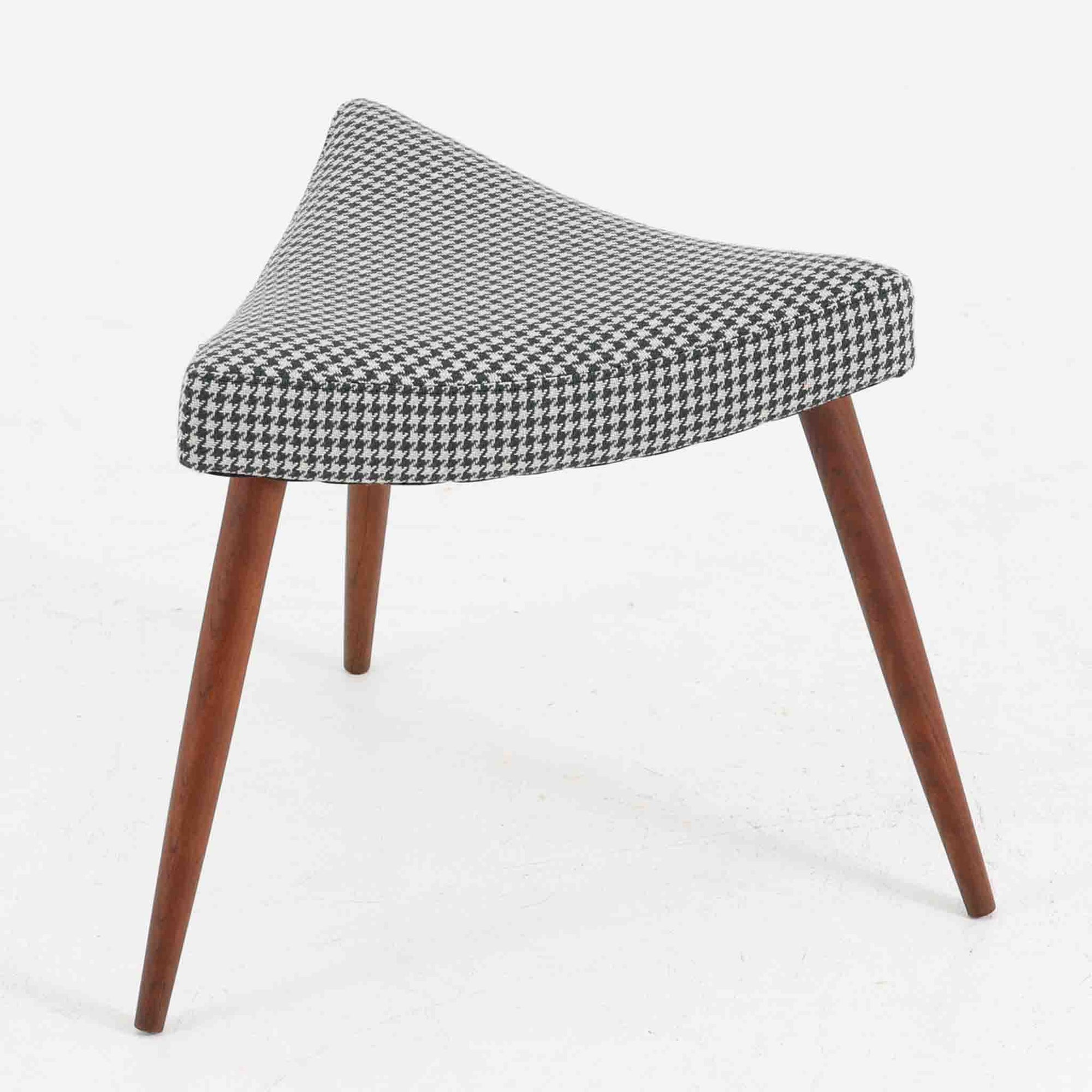デンマーク製スツールです。3本脚の軽やかなフォルムに、チーク材の温もりが感じられる北欧ビンテージらしい佇まいが魅力です。三角形の座面は座り心地を考慮した絶妙な曲面で構成され、張地は千鳥格子柄のファブリックで仕上げました。玄関や寝室の補助椅子としてはもちろん、オットマンとしても活躍します。経年により深みを増したチーク材の脚が空間に上品な印象を与える一脚です。