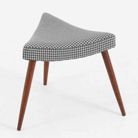 デンマーク製スツールです。3本脚の軽やかなフォルムに、チーク材の温もりが感じられる北欧ビンテージらしい佇まいが魅力です。三角形の座面は座り心地を考慮した絶妙な曲面で構成され、張地は千鳥格子柄のファブリックで仕上げました。玄関や寝室の補助椅子としてはもちろん、オットマンとしても活躍します。経年により深みを増したチーク材の脚が空間に上品な印象を与える一脚です。