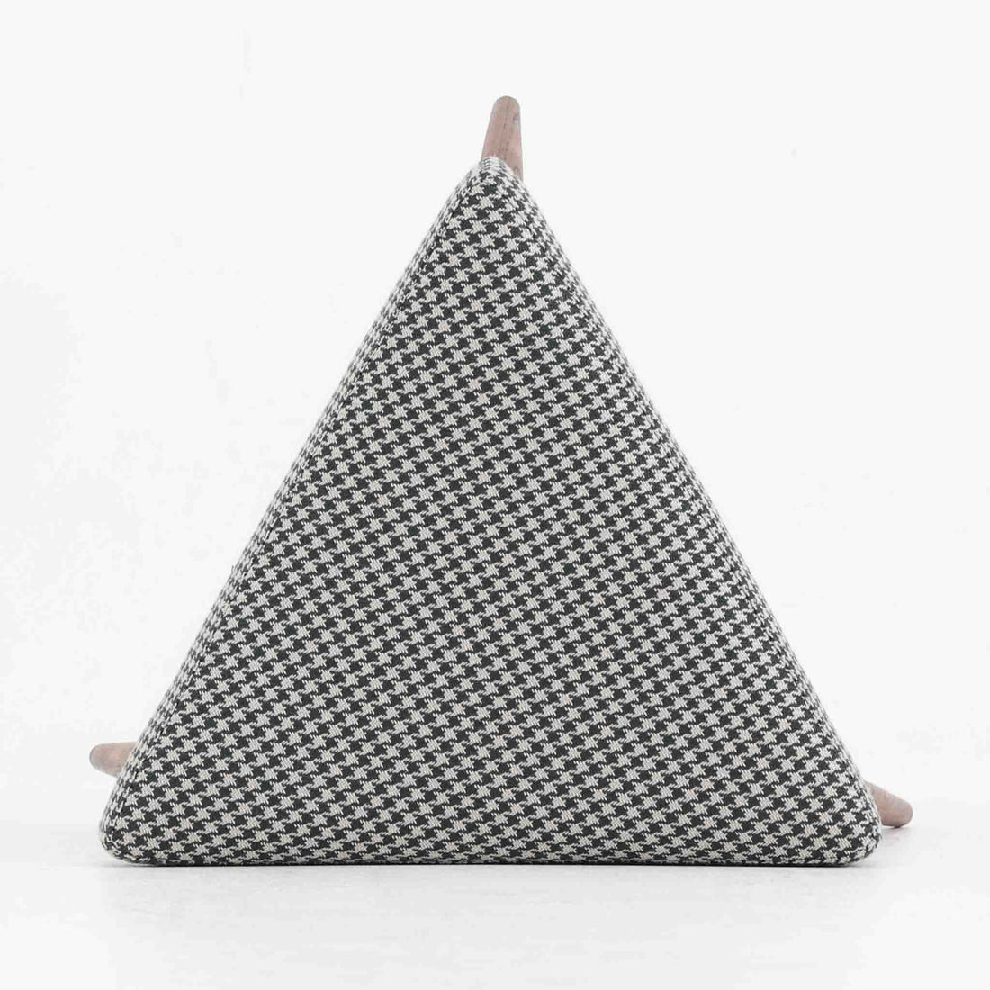 デンマーク製スツールです。3本脚の軽やかなフォルムに、チーク材の温もりが感じられる北欧ビンテージらしい佇まいが魅力です。三角形の座面は座り心地を考慮した絶妙な曲面で構成され、張地は千鳥格子柄のファブリックで仕上げました。玄関や寝室の補助椅子としてはもちろん、オットマンとしても活躍します。経年により深みを増したチーク材の脚が空間に上品な印象を与える一脚です。