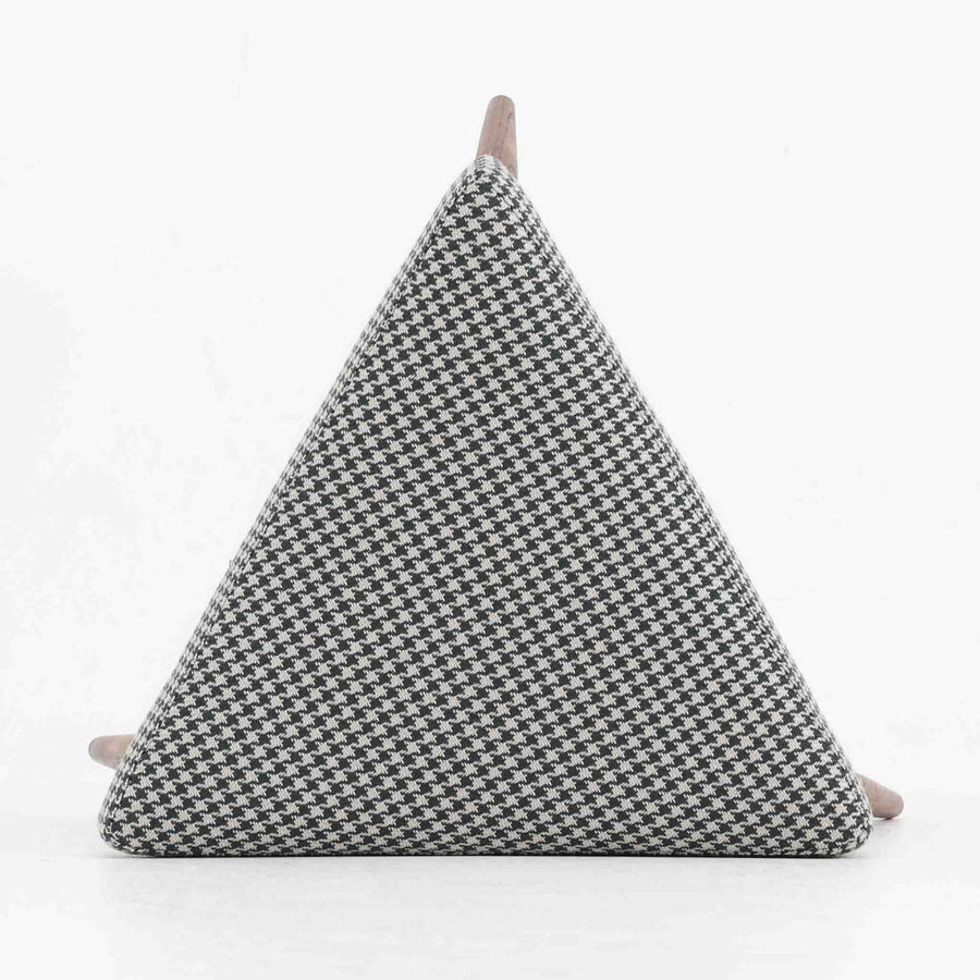 デンマーク製スツールです。3本脚の軽やかなフォルムに、チーク材の温もりが感じられる北欧ビンテージらしい佇まいが魅力です。三角形の座面は座り心地を考慮した絶妙な曲面で構成され、張地は千鳥格子柄のファブリックで仕上げました。玄関や寝室の補助椅子としてはもちろん、オットマンとしても活躍します。経年により深みを増したチーク材の脚が空間に上品な印象を与える一脚です。