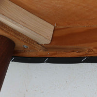 デンマーク製スツールです。3本脚の軽やかなフォルムに、チーク材の温もりが感じられる北欧ビンテージらしい佇まいが魅力です。三角形の座面は座り心地を考慮した絶妙な曲面で構成され、張地は千鳥格子柄のファブリックで仕上げました。玄関や寝室の補助椅子としてはもちろん、オットマンとしても活躍します。経年により深みを増したチーク材の脚が空間に上品な印象を与える一脚です。