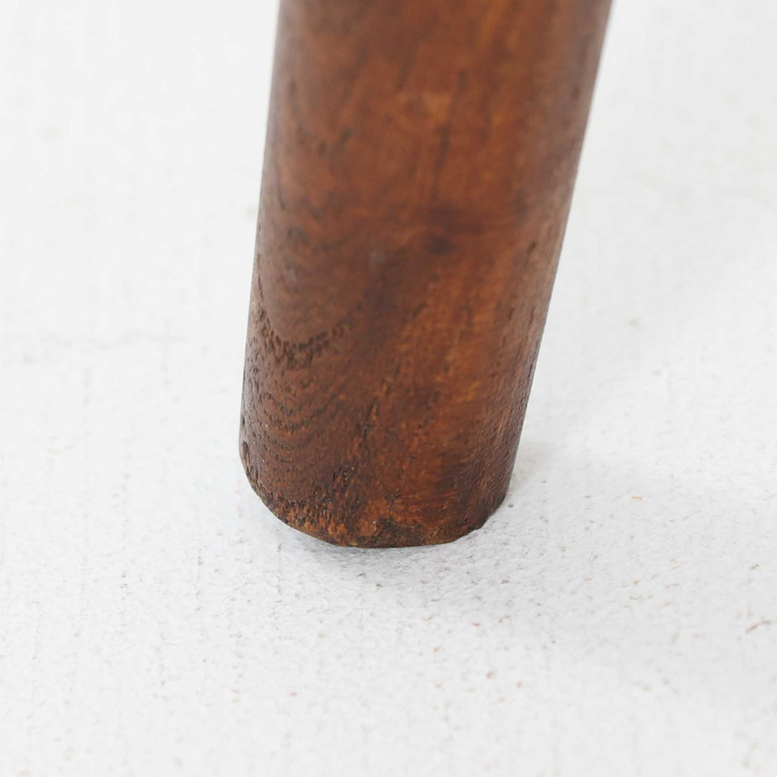 デンマーク製スツールです。3本脚の軽やかなフォルムに、チーク材の温もりが感じられる北欧ビンテージらしい佇まいが魅力です。三角形の座面は座り心地を考慮した絶妙な曲面で構成され、張地は千鳥格子柄のファブリックで仕上げました。玄関や寝室の補助椅子としてはもちろん、オットマンとしても活躍します。経年により深みを増したチーク材の脚が空間に上品な印象を与える一脚です。