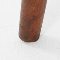 デンマーク製スツールです。3本脚の軽やかなフォルムに、チーク材の温もりが感じられる北欧ビンテージらしい佇まいが魅力です。三角形の座面は座り心地を考慮した絶妙な曲面で構成され、張地は千鳥格子柄のファブリックで仕上げました。玄関や寝室の補助椅子としてはもちろん、オットマンとしても活躍します。経年により深みを増したチーク材の脚が空間に上品な印象を与える一脚です。