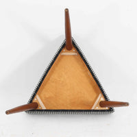 デンマーク製スツールです。3本脚の軽やかなフォルムに、チーク材の温もりが感じられる北欧ビンテージらしい佇まいが魅力です。三角形の座面は座り心地を考慮した絶妙な曲面で構成され、張地は千鳥格子柄のファブリックで仕上げました。玄関や寝室の補助椅子としてはもちろん、オットマンとしても活躍します。経年により深みを増したチーク材の脚が空間に上品な印象を与える一脚です。