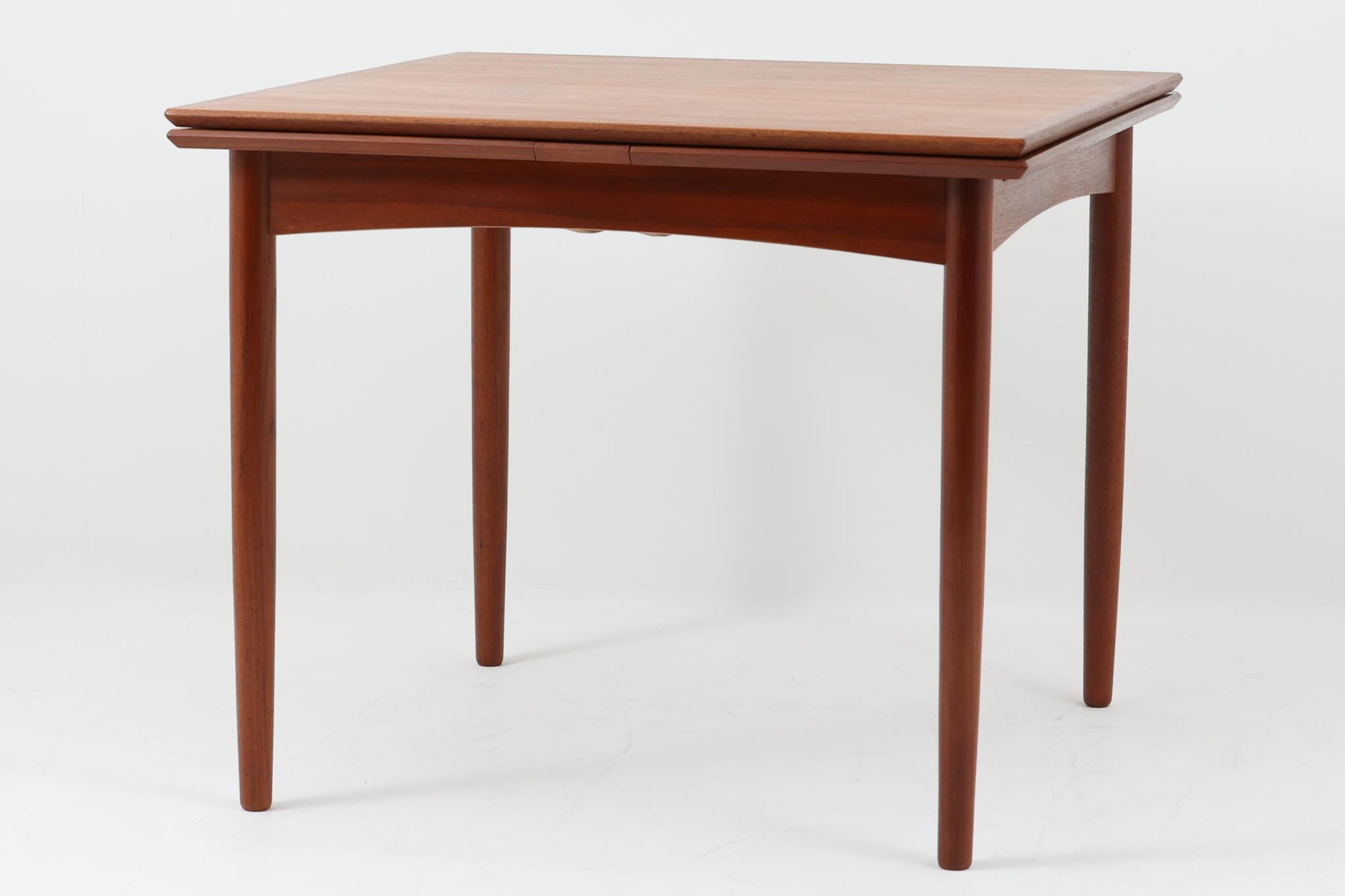 北欧から買い付けたビンテージ品のダイニングテーブルです。正方形で小ぶりなサイズなため、2人での使用に最適です。美しい木目が特徴のチーク材が使用されており、ナチュラルな雰囲気を演出します。さらに、天板が拡張可能な仕様で、最大4人で使用できるので、来客時や家族での食事にも便利です。このダイニングテーブルは、北欧らしい洗練されたデザインと実用性を兼ね備えており、お部屋の雰囲気をより一層豊かに演出してくれそうです。