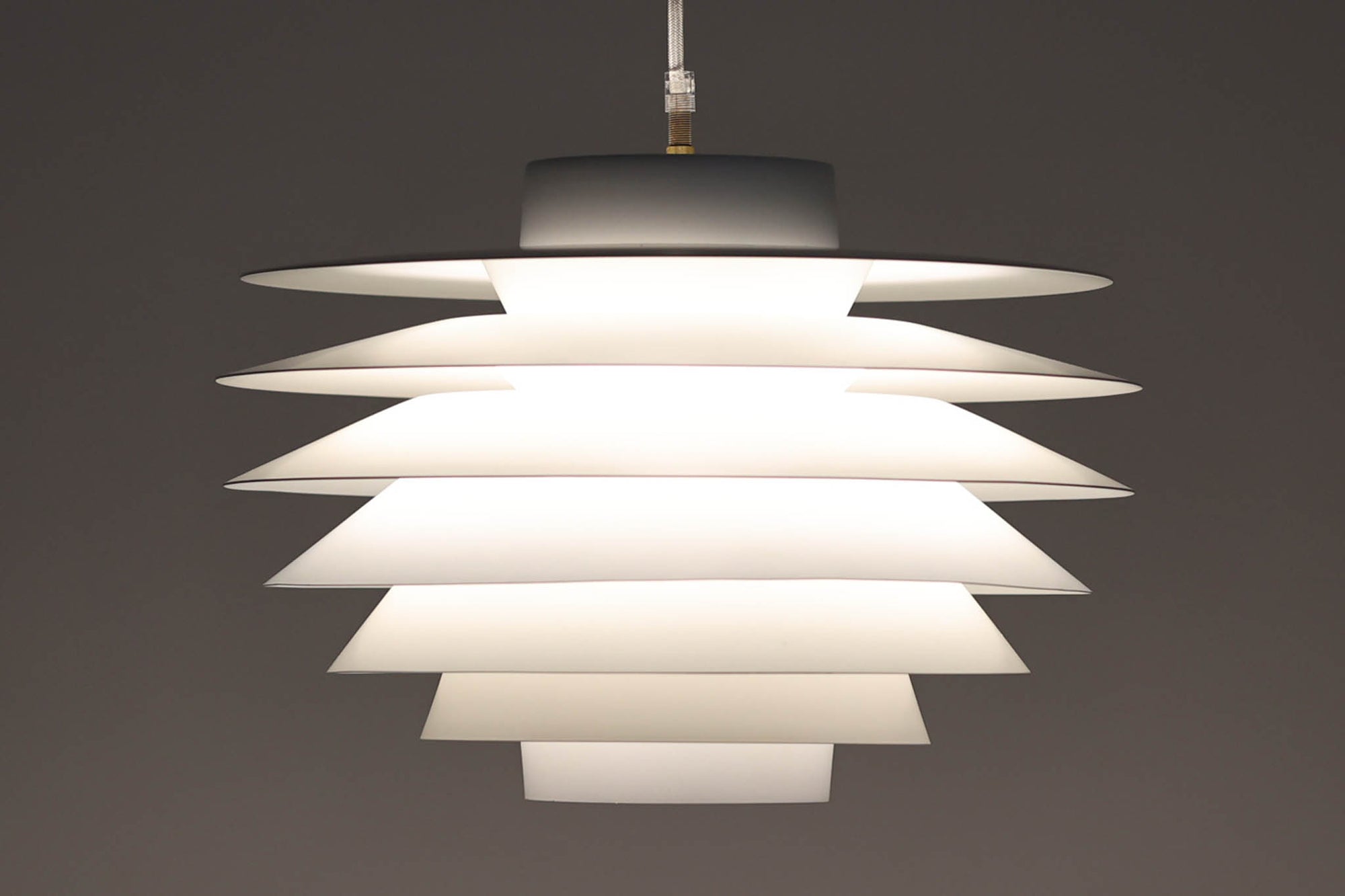 デンマークより買い付けた、Svend middelboe（スヴェン・ミデルボー）デザインの「Velona（ヴェローナ）」です。角度の異なる複数のシェードが、見た目だけでなく美しい光のグラデーションを演出します。北欧照明を代表するデザインで、2020年にLYFAによって復刻されましたが、こちらはNordisk Solar社で生産された希少な当時のモデルです。