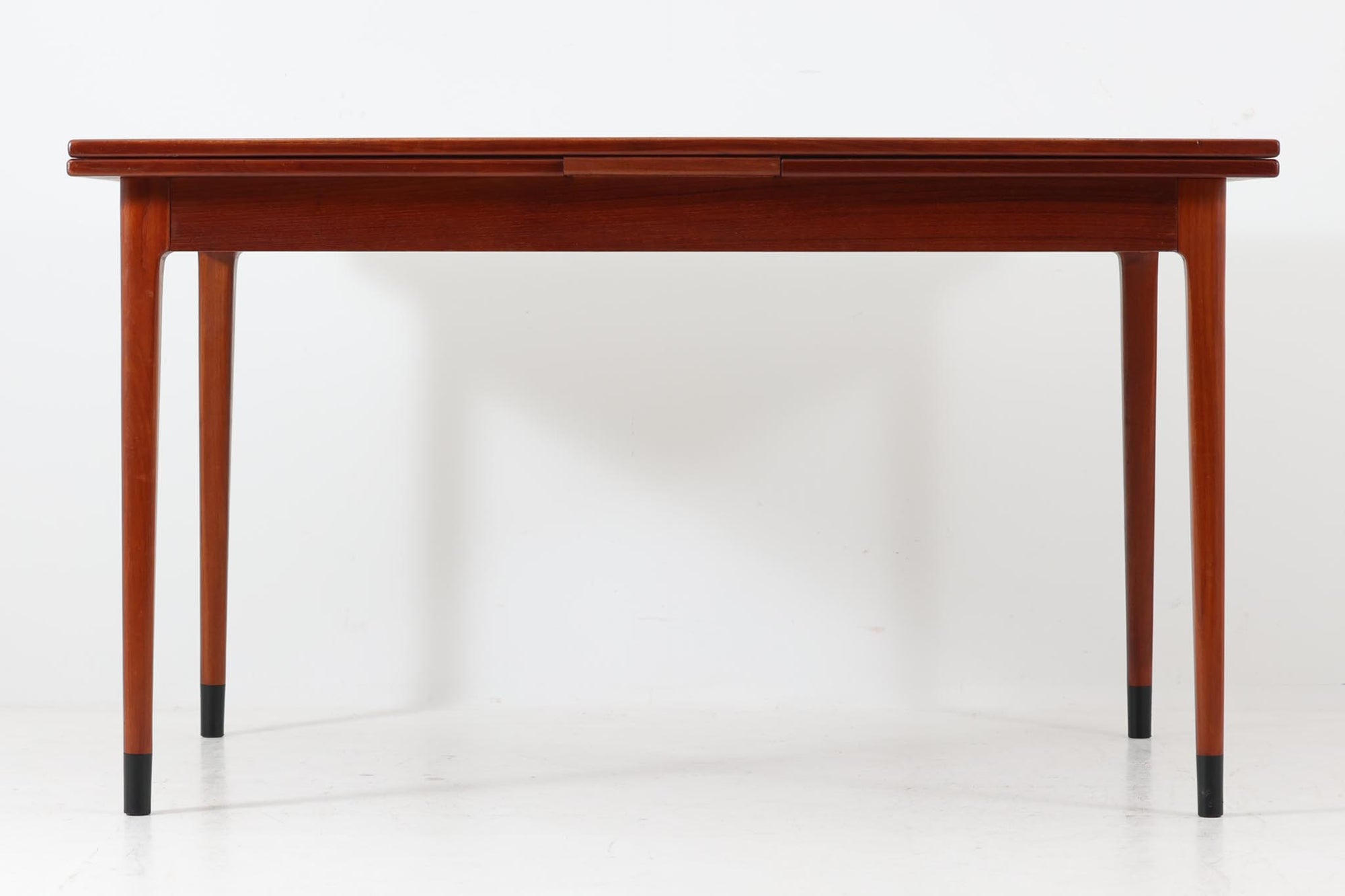 こちらは、デンマークのJ.L. møller社製ダイニングテーブル、1959年にN.O. møllerによってデザインされた「model 9」です。脚先には樹脂製のカバーが付属しており、脚の取り付け部分のデザインは、同社の洗練されたラインを持つ椅子と調和するよう設計されています。すっきりとした印象の中にも高いクオリティが感じられる、美しい一品です。