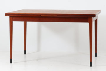 こちらは、デンマークのJ.L. møller社製ダイニングテーブル、1959年にN.O. møllerによってデザインされた「model 9」です。脚先には樹脂製のカバーが付属しており、脚の取り付け部分のデザインは、同社の洗練されたラインを持つ椅子と調和するよう設計されています。すっきりとした印象の中にも高いクオリティが感じられる、美しい一品です。