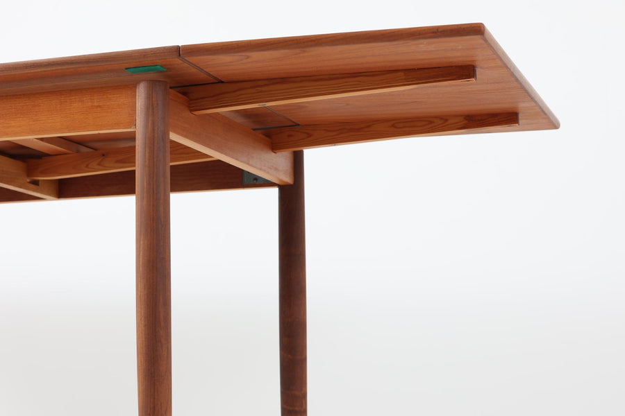 幅100cmというコンパクトなサイズで、デンマークのビンテージ品としては珍しい2人用のダイニングテーブルです。天板を拡張すると4人でもご利用いただけます。片方だけ拡張板を広げて使用可能です。良質なチーク材が使用されています。
