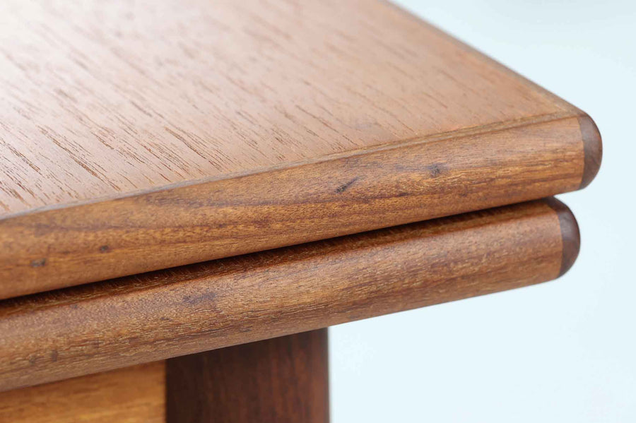 幅100cmというコンパクトなサイズで、デンマークのビンテージ品としては珍しい2人用のダイニングテーブルです。天板を拡張すると4人でもご利用いただけます。片方だけ拡張板を広げて使用可能です。良質なチーク材が使用されています。