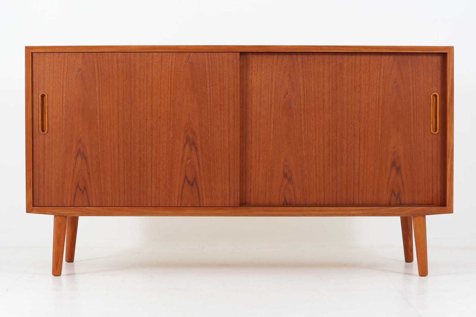 Poul Hundevadによってデザインされたサイドボードです。北欧から買い付けたもので、良質なチーク材が使用されており、優しい雰囲気が漂います。Hundevad自身の家具工房、Hundevad&Co.によって製造されています。デンマークの厳しい品質基準を満たした「DANISH FURNITUREmAKE'S CONTROL」の刻印が施されています。小引き出しと高さ調整が可能な棚板が備わっており、使い勝手も良好です。