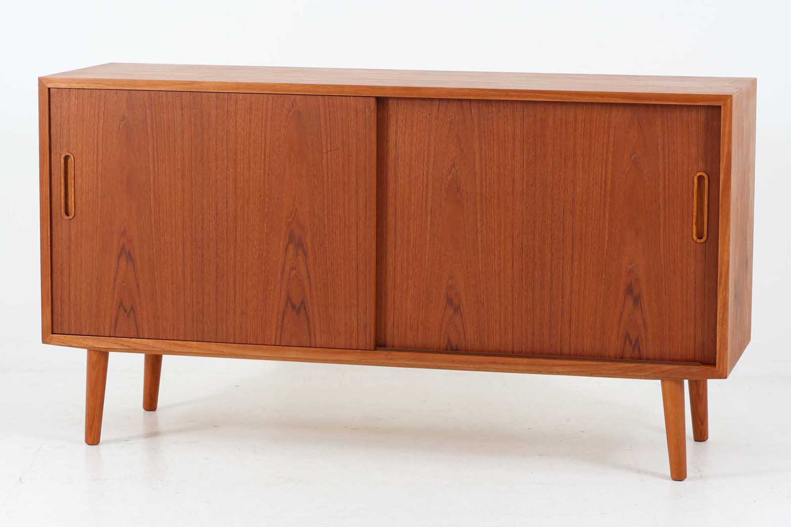 Poul Hundevadによってデザインされたサイドボードです。北欧から買い付けたもので、良質なチーク材が使用されており、優しい雰囲気が漂います。Hundevad自身の家具工房、Hundevad&Co.によって製造されています。デンマークの厳しい品質基準を満たした「DANISH FURNITUREmAKE'S CONTROL」の刻印が施されています。小引き出しと高さ調整が可能な棚板が備わっており、使い勝手も良好です。