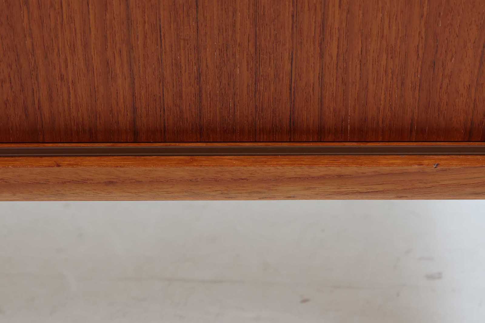 Poul Hundevadによってデザインされたサイドボードです。北欧から買い付けたもので、良質なチーク材が使用されており、優しい雰囲気が漂います。Hundevad自身の家具工房、Hundevad&amp;Co.によって製造されています。デンマークの厳しい品質基準を満たした「DANISH FURNITUREmAKE'S CONTROL」の刻印が施されています。小引き出しと高さ調整が可能な棚板が備わっており、使い勝手も良好です。