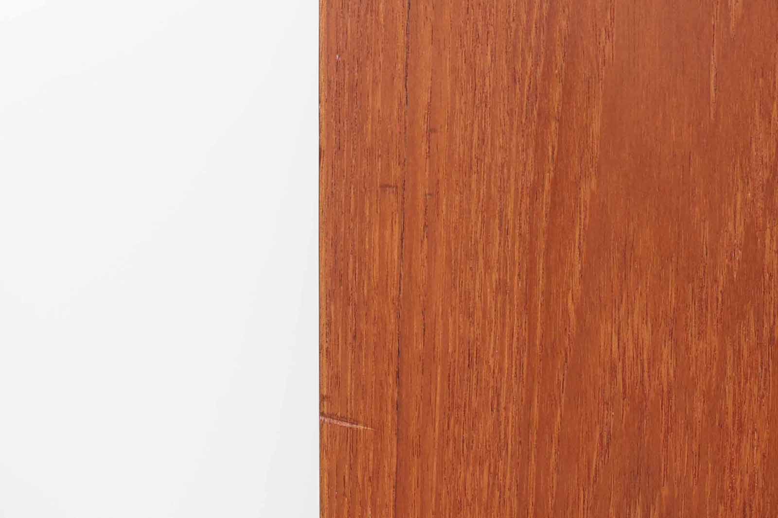 Poul Hundevadによってデザインされたサイドボードです。北欧から買い付けたもので、良質なチーク材が使用されており、優しい雰囲気が漂います。Hundevad自身の家具工房、Hundevad&amp;Co.によって製造されています。デンマークの厳しい品質基準を満たした「DANISH FURNITUREmAKE'S CONTROL」の刻印が施されています。小引き出しと高さ調整が可能な棚板が備わっており、使い勝手も良好です。