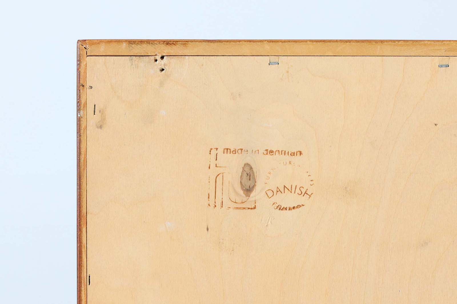 Poul Hundevadによってデザインされたサイドボードです。北欧から買い付けたもので、良質なチーク材が使用されており、優しい雰囲気が漂います。Hundevad自身の家具工房、Hundevad&amp;Co.によって製造されています。デンマークの厳しい品質基準を満たした「DANISH FURNITUREmAKE'S CONTROL」の刻印が施されています。小引き出しと高さ調整が可能な棚板が備わっており、使い勝手も良好です。