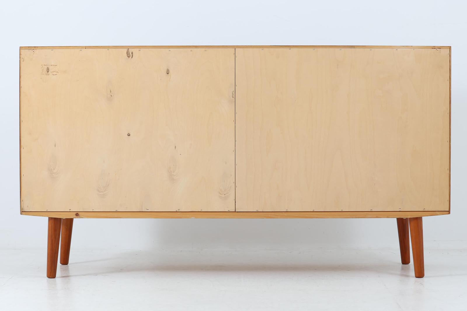 Poul Hundevadによってデザインされたサイドボードです。北欧から買い付けたもので、良質なチーク材が使用されており、優しい雰囲気が漂います。Hundevad自身の家具工房、Hundevad&amp;Co.によって製造されています。デンマークの厳しい品質基準を満たした「DANISH FURNITUREmAKE'S CONTROL」の刻印が施されています。小引き出しと高さ調整が可能な棚板が備わっており、使い勝手も良好です。