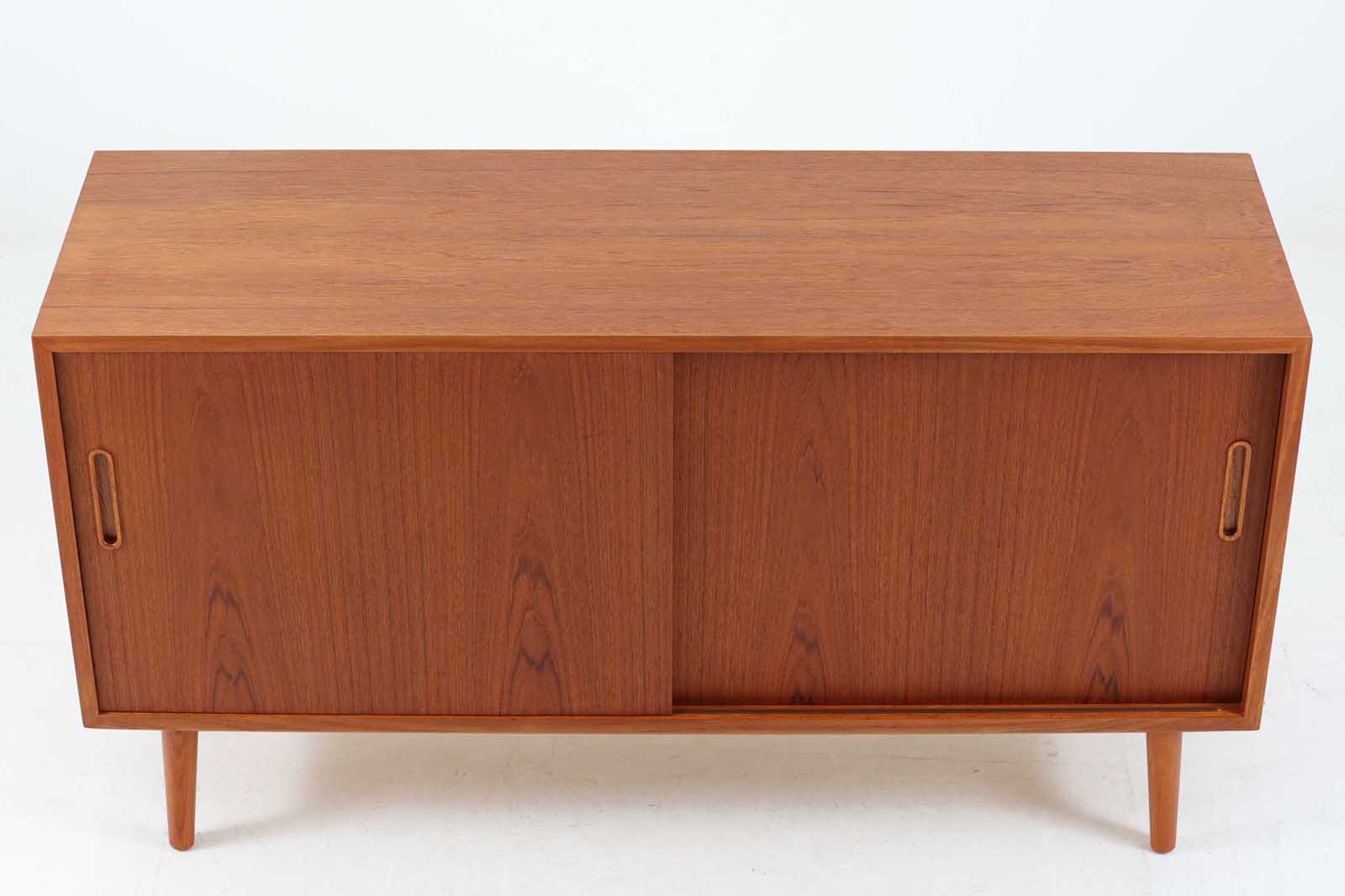 Poul Hundevadによってデザインされたサイドボードです。北欧から買い付けたもので、良質なチーク材が使用されており、優しい雰囲気が漂います。Hundevad自身の家具工房、Hundevad&amp;Co.によって製造されています。デンマークの厳しい品質基準を満たした「DANISH FURNITUREmAKE'S CONTROL」の刻印が施されています。小引き出しと高さ調整が可能な棚板が備わっており、使い勝手も良好です。