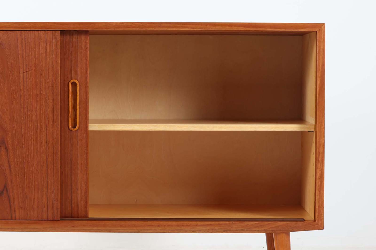 Poul Hundevadによってデザインされたサイドボードです。北欧から買い付けたもので、良質なチーク材が使用されており、優しい雰囲気が漂います。Hundevad自身の家具工房、Hundevad&amp;Co.によって製造されています。デンマークの厳しい品質基準を満たした「DANISH FURNITUREmAKE'S CONTROL」の刻印が施されています。小引き出しと高さ調整が可能な棚板が備わっており、使い勝手も良好です。