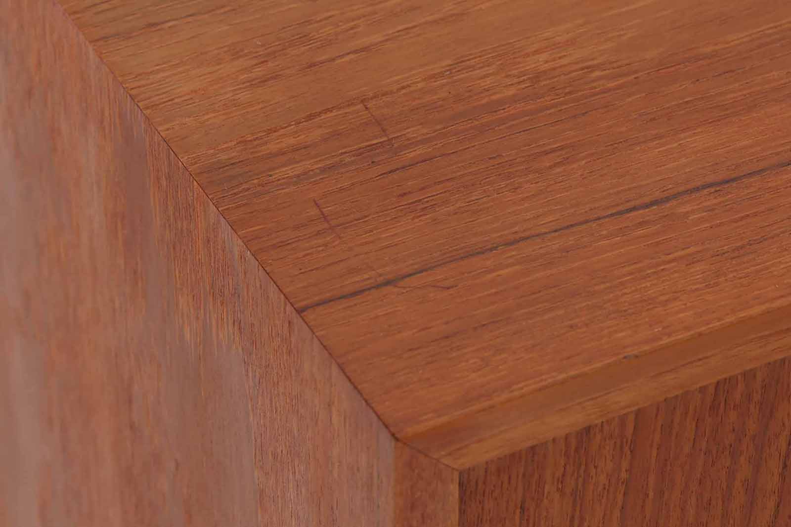 Poul Hundevadによってデザインされたサイドボードです。北欧から買い付けたもので、良質なチーク材が使用されており、優しい雰囲気が漂います。Hundevad自身の家具工房、Hundevad&amp;Co.によって製造されています。デンマークの厳しい品質基準を満たした「DANISH FURNITUREmAKE'S CONTROL」の刻印が施されています。小引き出しと高さ調整が可能な棚板が備わっており、使い勝手も良好です。