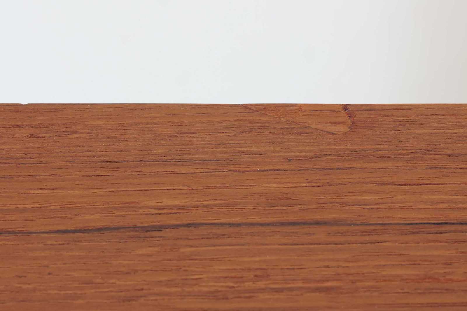 Poul Hundevadによってデザインされたサイドボードです。北欧から買い付けたもので、良質なチーク材が使用されており、優しい雰囲気が漂います。Hundevad自身の家具工房、Hundevad&amp;Co.によって製造されています。デンマークの厳しい品質基準を満たした「DANISH FURNITUREmAKE'S CONTROL」の刻印が施されています。小引き出しと高さ調整が可能な棚板が備わっており、使い勝手も良好です。