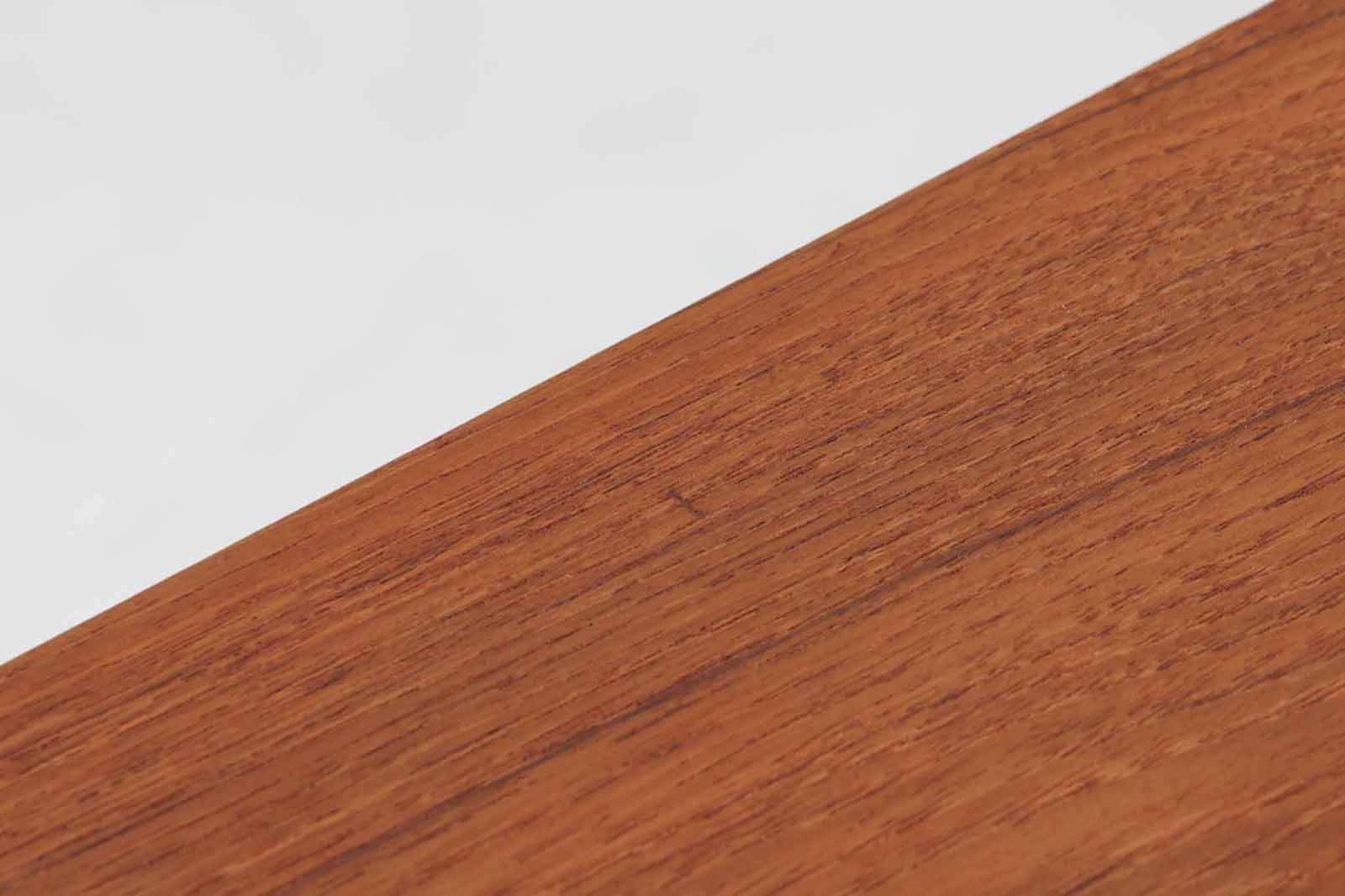 Poul Hundevadによってデザインされたサイドボードです。北欧から買い付けたもので、良質なチーク材が使用されており、優しい雰囲気が漂います。Hundevad自身の家具工房、Hundevad&amp;Co.によって製造されています。デンマークの厳しい品質基準を満たした「DANISH FURNITUREmAKE'S CONTROL」の刻印が施されています。小引き出しと高さ調整が可能な棚板が備わっており、使い勝手も良好です。