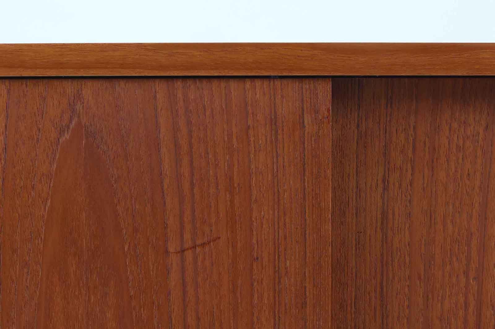 Poul Hundevadによってデザインされたサイドボードです。北欧から買い付けたもので、良質なチーク材が使用されており、優しい雰囲気が漂います。Hundevad自身の家具工房、Hundevad&amp;Co.によって製造されています。デンマークの厳しい品質基準を満たした「DANISH FURNITUREmAKE'S CONTROL」の刻印が施されています。小引き出しと高さ調整が可能な棚板が備わっており、使い勝手も良好です。