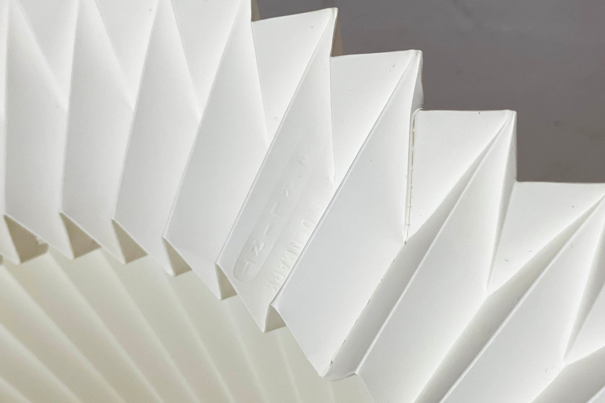 LE KLINT社製の希少な「364」ウォールランプです。調整可能なアームとシェードを備えており、ベッドサイドやリビングスペースなど、さまざまなシーンでご使用いただけます。特徴的な手折りのプラスチックシェードは、職人の丁寧な手仕事が感じられ、やさしく柔らかな光をお部屋に広げてくれそうです。