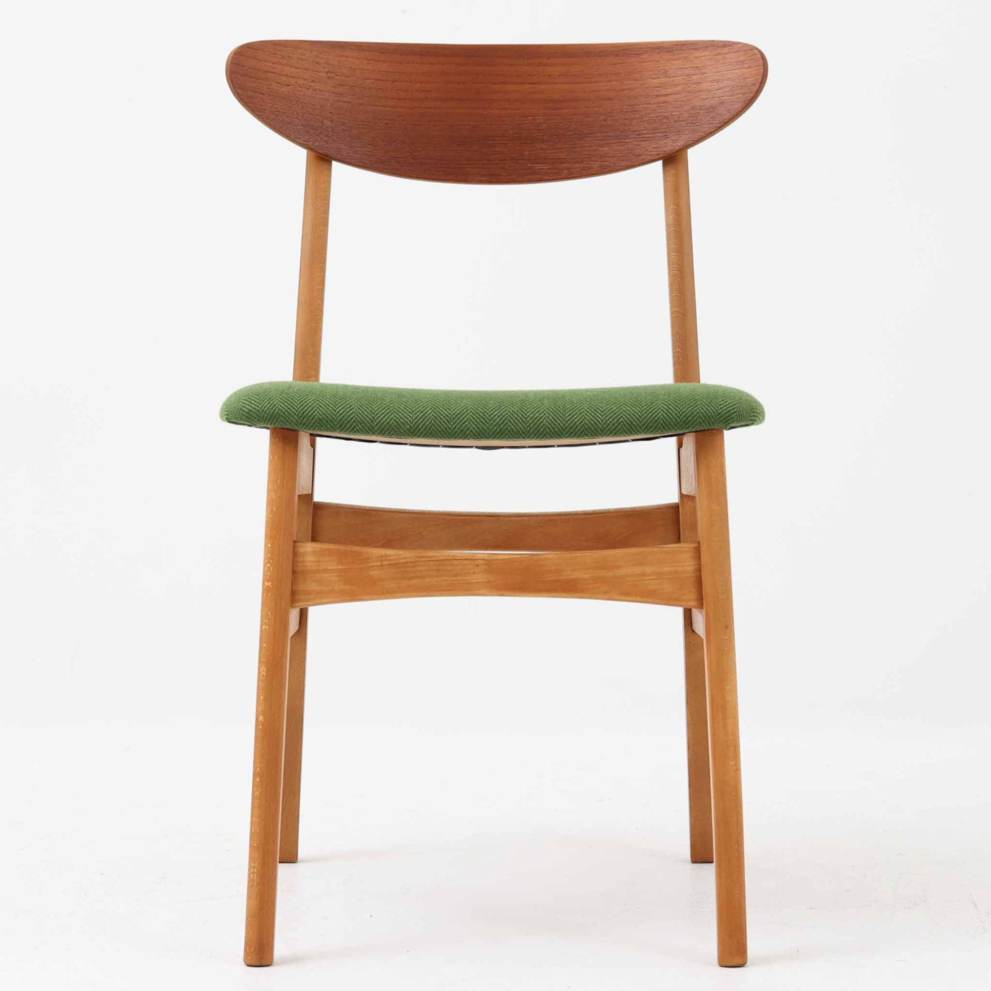 すっきりとしたラインが美しいこちらのダイニングチェアは、背もたれにチーク材、フレームにビーチ材を用いた北欧ビンテージ家具で、温かみのある木の質感とグリーン系の張地が調和し、空間にやさしいアクセントを添えます。背面の緩やかなカーブや交差する貫の構造が安定感を生み、デンマーク・Faldsled社による丁寧なつくりが随所に感じられる一脚です。ダイニングだけでなく、デスクチェアとしてもご活用いただけます。