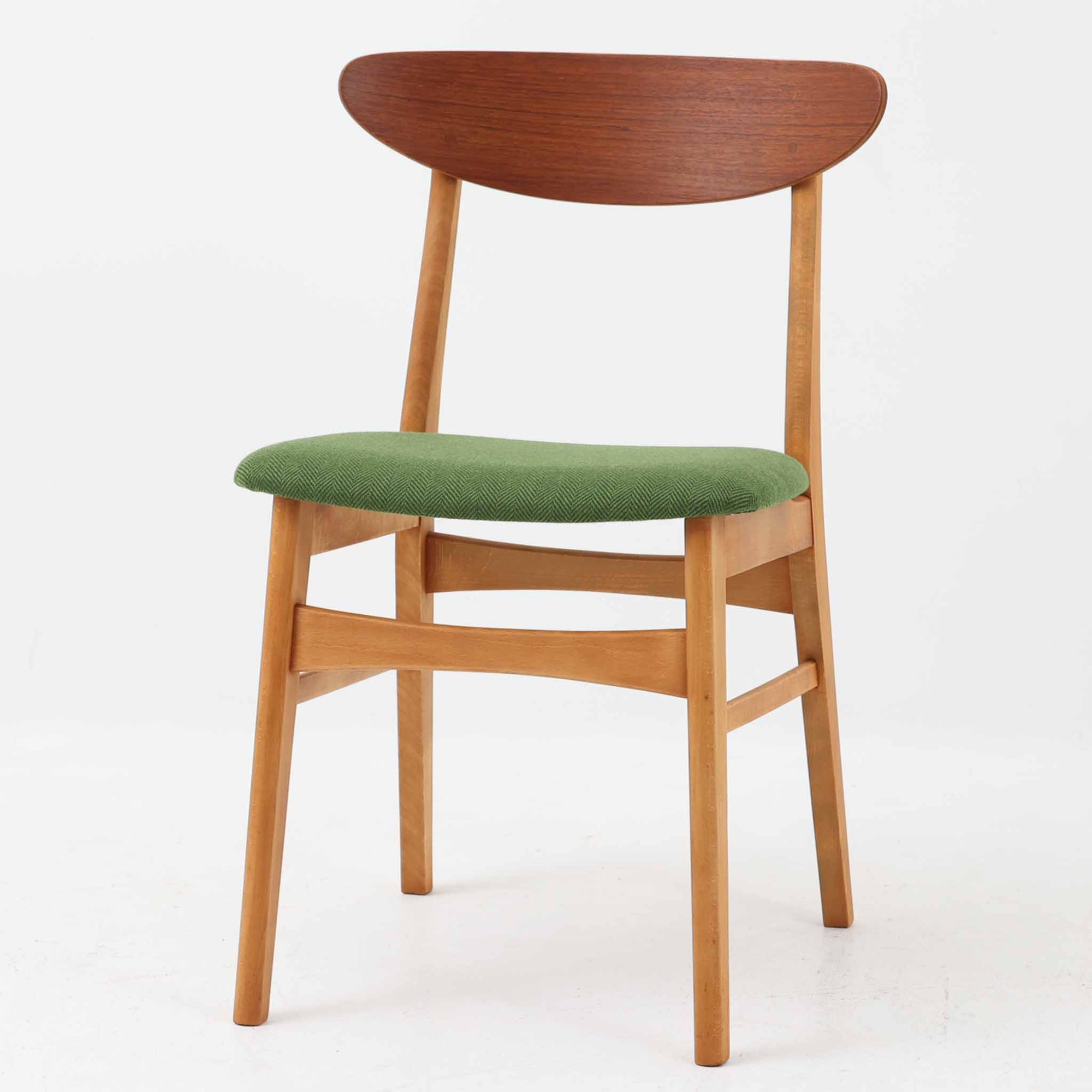 すっきりとしたラインが美しいこちらのダイニングチェアは、背もたれにチーク材、フレームにビーチ材を用いた北欧ビンテージ家具で、温かみのある木の質感とグリーン系の張地が調和し、空間にやさしいアクセントを添えます。背面の緩やかなカーブや交差する貫の構造が安定感を生み、デンマーク・Faldsled社による丁寧なつくりが随所に感じられる一脚です。ダイニングだけでなく、デスクチェアとしてもご活用いただけます。