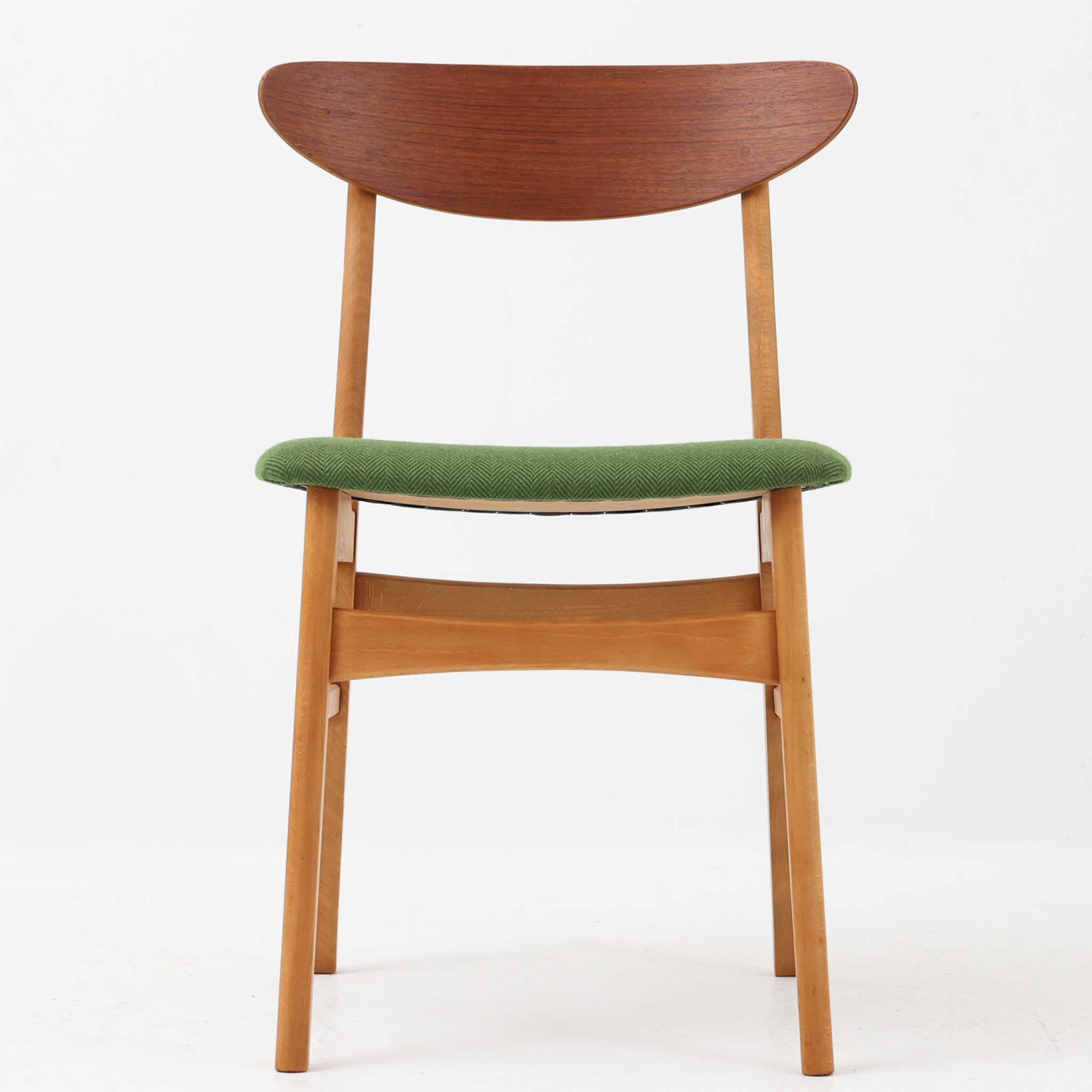 すっきりとしたラインが美しいこちらのダイニングチェアは、背もたれにチーク材、フレームにビーチ材を用いた北欧ビンテージ家具で、温かみのある木の質感とグリーン系の張地が調和し、空間にやさしいアクセントを添えます。背面の緩やかなカーブや交差する貫の構造が安定感を生み、デンマーク・Faldsled社による丁寧なつくりが随所に感じられる一脚です。ダイニングだけでなく、デスクチェアとしてもご活用いただけます。