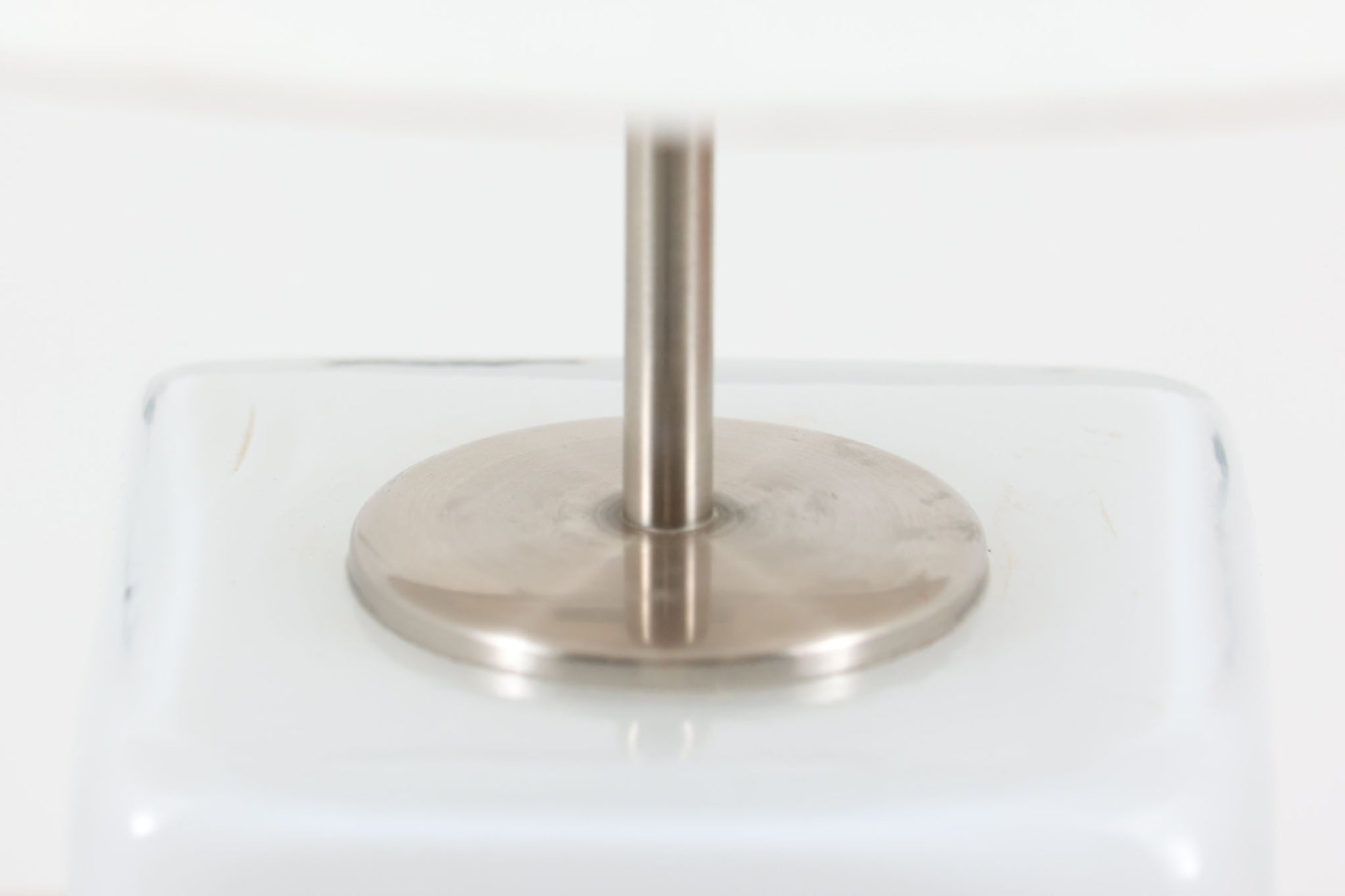 Per Lütken（ペル・ルッケン）が1980年代にデザインした「Kubus（キューブス）」シリーズのテーブルランプです。名前の通り、立方体（キューブ）をモチーフにしたホルムガードならではの厚みのある高品質なガラスが使用されており、点灯すると柔らかな光が広がり、空間に温かみと落ち着きを与えます。細いメタルの支柱が全体を引き締め、ミニマルで洗練されたデザインを際立たせています。大中小のサイズ展開がある中で、こちらは中サイズのモデルです。