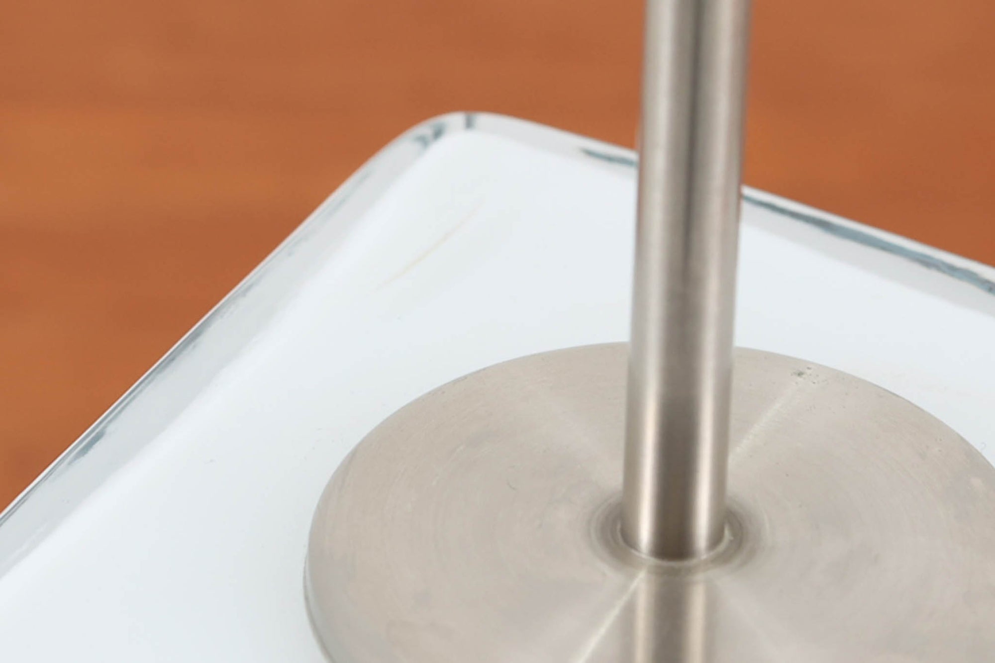 Per Lütken（ペル・ルッケン）が1980年代にデザインした「Kubus（キューブス）」シリーズのテーブルランプです。名前の通り、立方体（キューブ）をモチーフにしたホルムガードならではの厚みのある高品質なガラスが使用されており、点灯すると柔らかな光が広がり、空間に温かみと落ち着きを与えます。細いメタルの支柱が全体を引き締め、ミニマルで洗練されたデザインを際立たせています。大中小のサイズ展開がある中で、こちらは中サイズのモデルです。