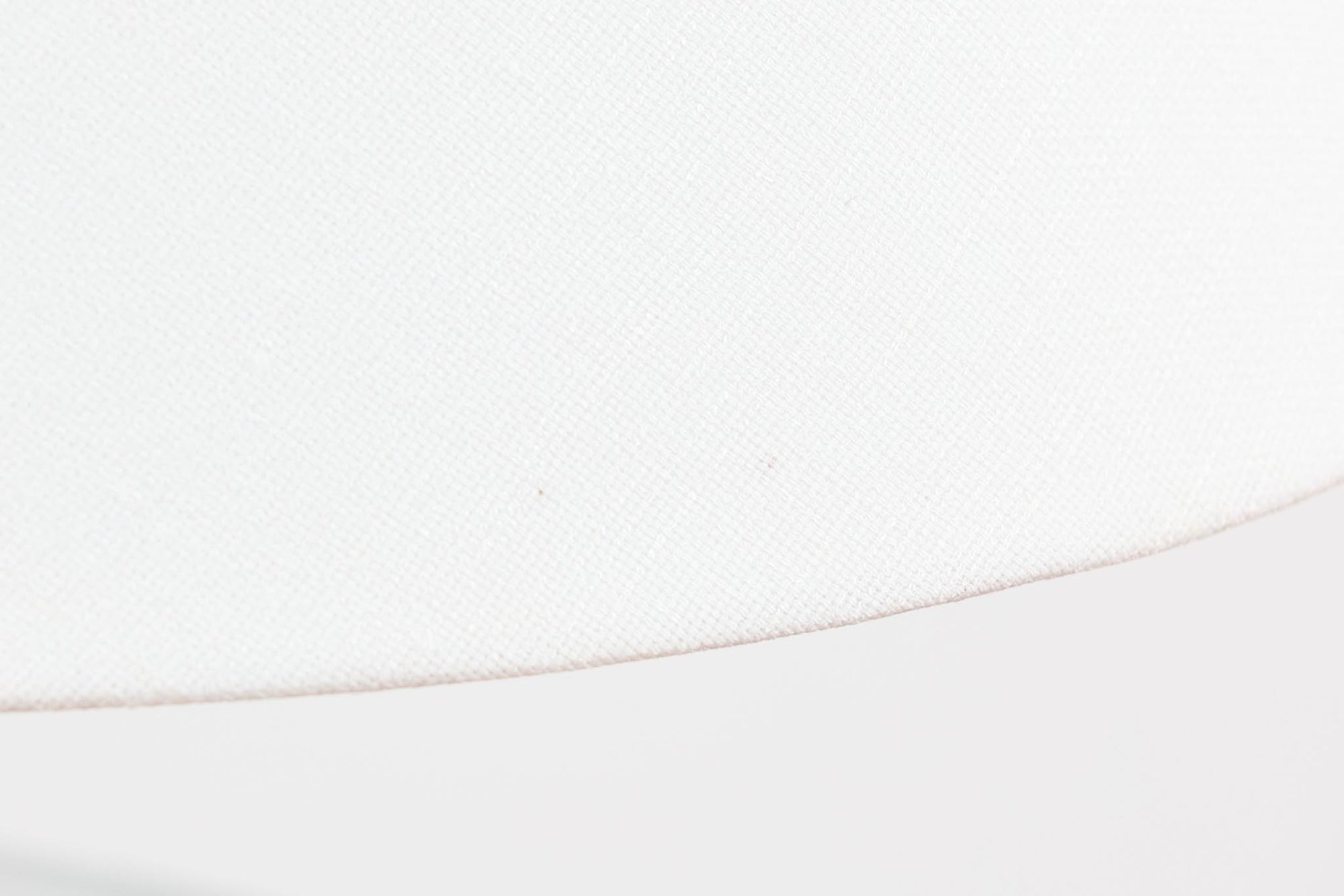 Per Lütken（ペル・ルッケン）が1980年代にデザインした「Kubus（キューブス）」シリーズのテーブルランプです。名前の通り、立方体（キューブ）をモチーフにしたホルムガードならではの厚みのある高品質なガラスが使用されており、点灯すると柔らかな光が広がり、空間に温かみと落ち着きを与えます。細いメタルの支柱が全体を引き締め、ミニマルで洗練されたデザインを際立たせています。大中小のサイズ展開がある中で、こちらは中サイズのモデルです。