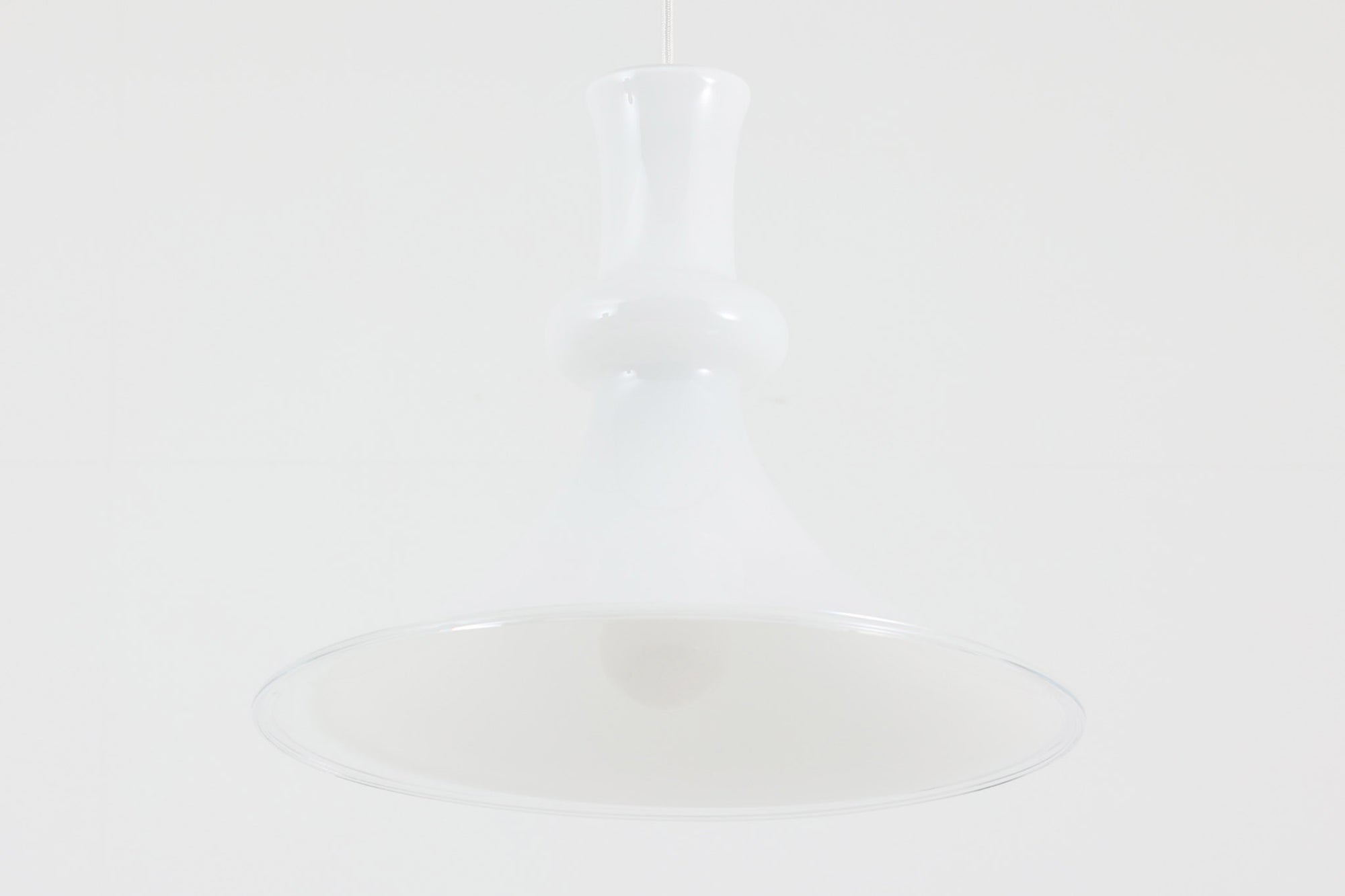 北欧より買い付けた、Holmgaard社製(現Royal Copenhagen)ビンテージランプです。人気のEtude Pendelシリーズです。シェード中央の膨らみと縁の透明ガラスがデザインポイントになっています。