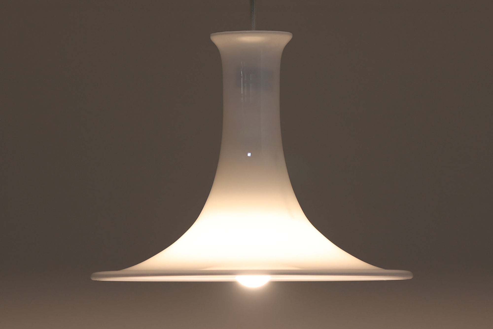 北欧より買い付けたHolmgaard社製のヴィンテージランプです。mandarinシリーズの中でも大型な、直径30cmのLサイズモデルとなります。乳白色のガラスが美しく、清潔感が漂います。リビングやダイニングの空間にぴったりの存在感を持ちながらも、北欧デザインならではのシンプルさが、さまざまなインテリアスタイルに調和します。こちらの商品は入荷時より、電球ソケットの取り付け金具に同じHolmegaard社の「TIVOLI」シリーズのものが使用されています。使用時には外側から見えない部分であり、使用には問題ございませんが、ご了承くださいませ。