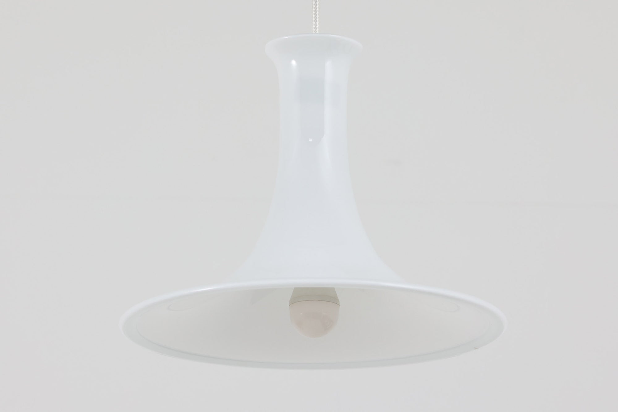 北欧より買い付けたHolmgaard社製のヴィンテージランプです。mandarinシリーズの中でも大型な、直径30cmのLサイズモデルとなります。乳白色のガラスが美しく、清潔感が漂います。リビングやダイニングの空間にぴったりの存在感を持ちながらも、北欧デザインならではのシンプルさが、さまざまなインテリアスタイルに調和します。こちらの商品は入荷時より、電球ソケットの取り付け金具に同じHolmegaard社の「TIVOLI」シリーズのものが使用されています。使用時には外側から見えない部分であり、使用には問題ございませんが、ご了承くださいませ。