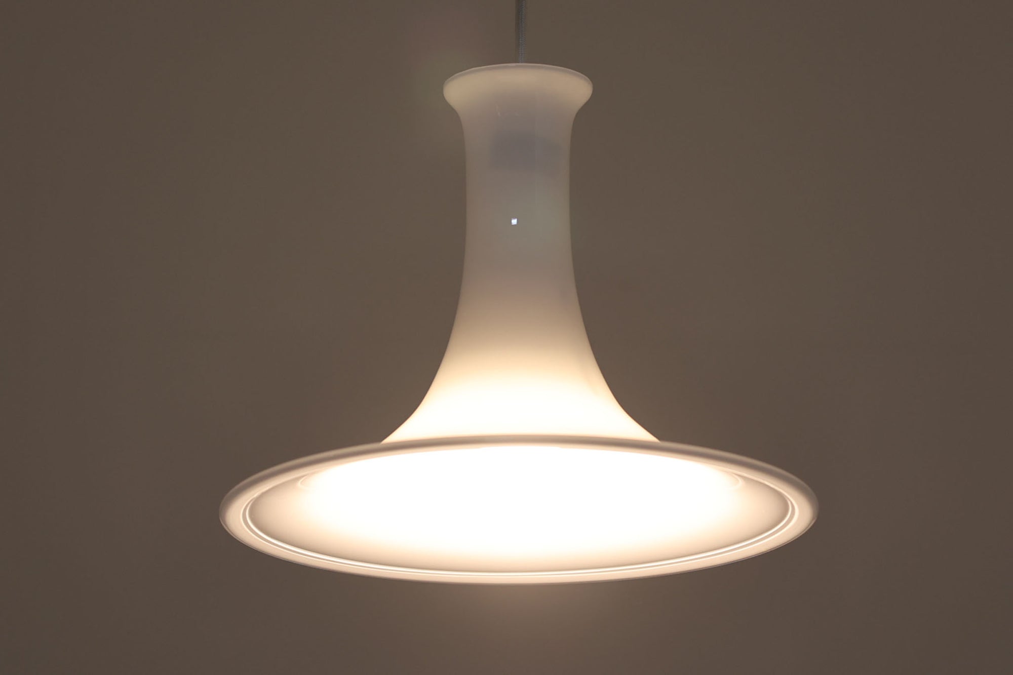 北欧より買い付けたHolmgaard社製のヴィンテージランプです。mandarinシリーズの中でも大型な、直径30cmのLサイズモデルとなります。乳白色のガラスが美しく、清潔感が漂います。リビングやダイニングの空間にぴったりの存在感を持ちながらも、北欧デザインならではのシンプルさが、さまざまなインテリアスタイルに調和します。こちらの商品は入荷時より、電球ソケットの取り付け金具に同じHolmegaard社の「TIVOLI」シリーズのものが使用されています。使用時には外側から見えない部分であり、使用には問題ございませんが、ご了承くださいませ。