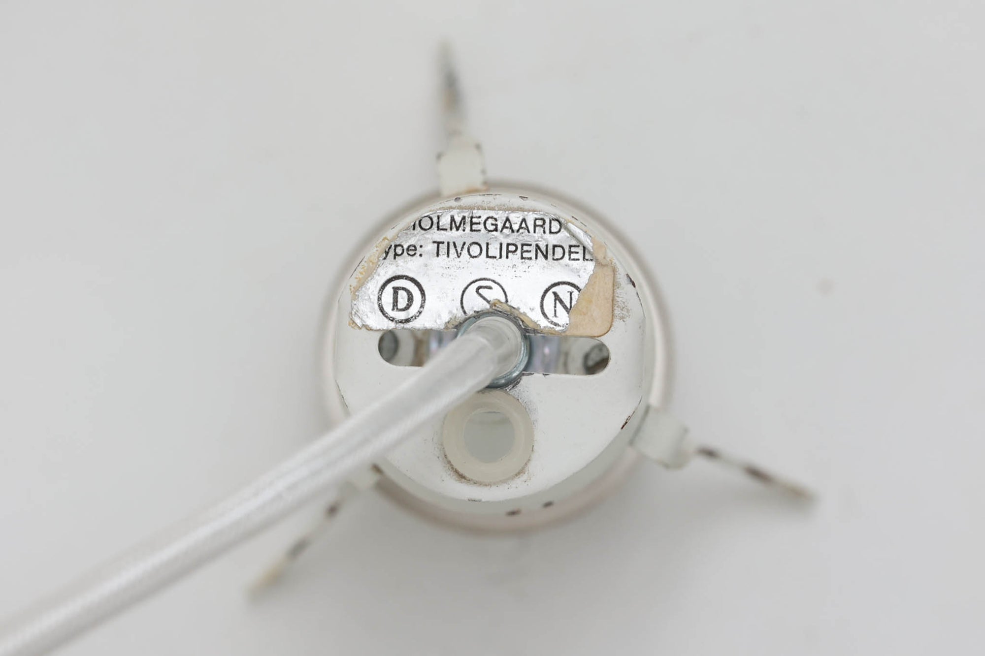 北欧より買い付けたHolmgaard社製のヴィンテージランプです。mandarinシリーズの中でも大型な、直径30cmのLサイズモデルとなります。乳白色のガラスが美しく、清潔感が漂います。リビングやダイニングの空間にぴったりの存在感を持ちながらも、北欧デザインならではのシンプルさが、さまざまなインテリアスタイルに調和します。こちらの商品は入荷時より、電球ソケットの取り付け金具に同じHolmegaard社の「TIVOLI」シリーズのものが使用されています。使用時には外側から見えない部分であり、使用には問題ございませんが、ご了承くださいませ。