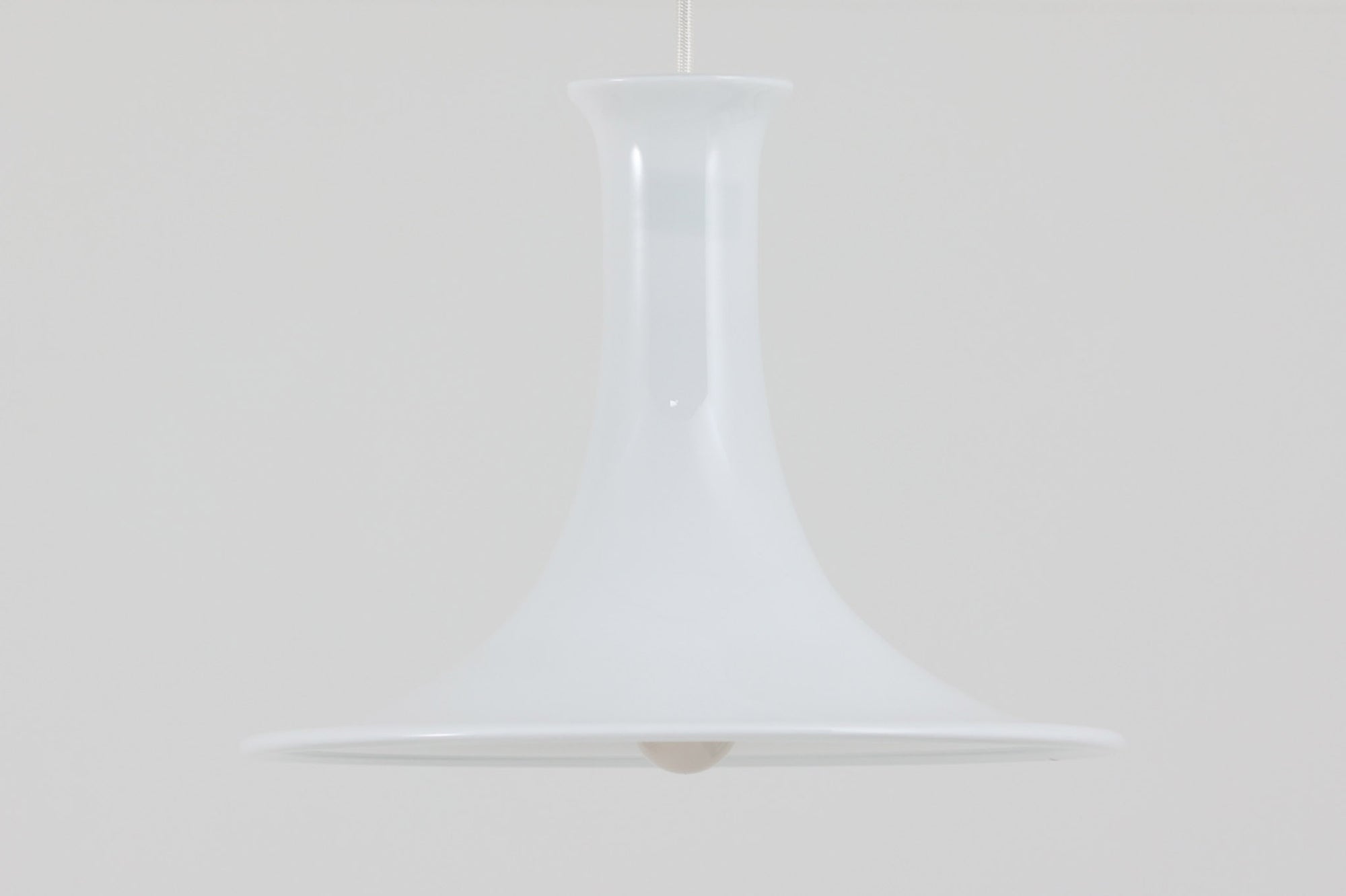 北欧より買い付けたHolmgaard社製のヴィンテージランプです。mandarinシリーズの中でも大型な、直径30cmのLサイズモデルとなります。乳白色のガラスが美しく、清潔感が漂います。リビングやダイニングの空間にぴったりの存在感を持ちながらも、北欧デザインならではのシンプルさが、さまざまなインテリアスタイルに調和します。こちらの商品は入荷時より、電球ソケットの取り付け金具に同じHolmegaard社の「TIVOLI」シリーズのものが使用されています。使用時には外側から見えない部分であり、使用には問題ございませんが、ご了承くださいませ。