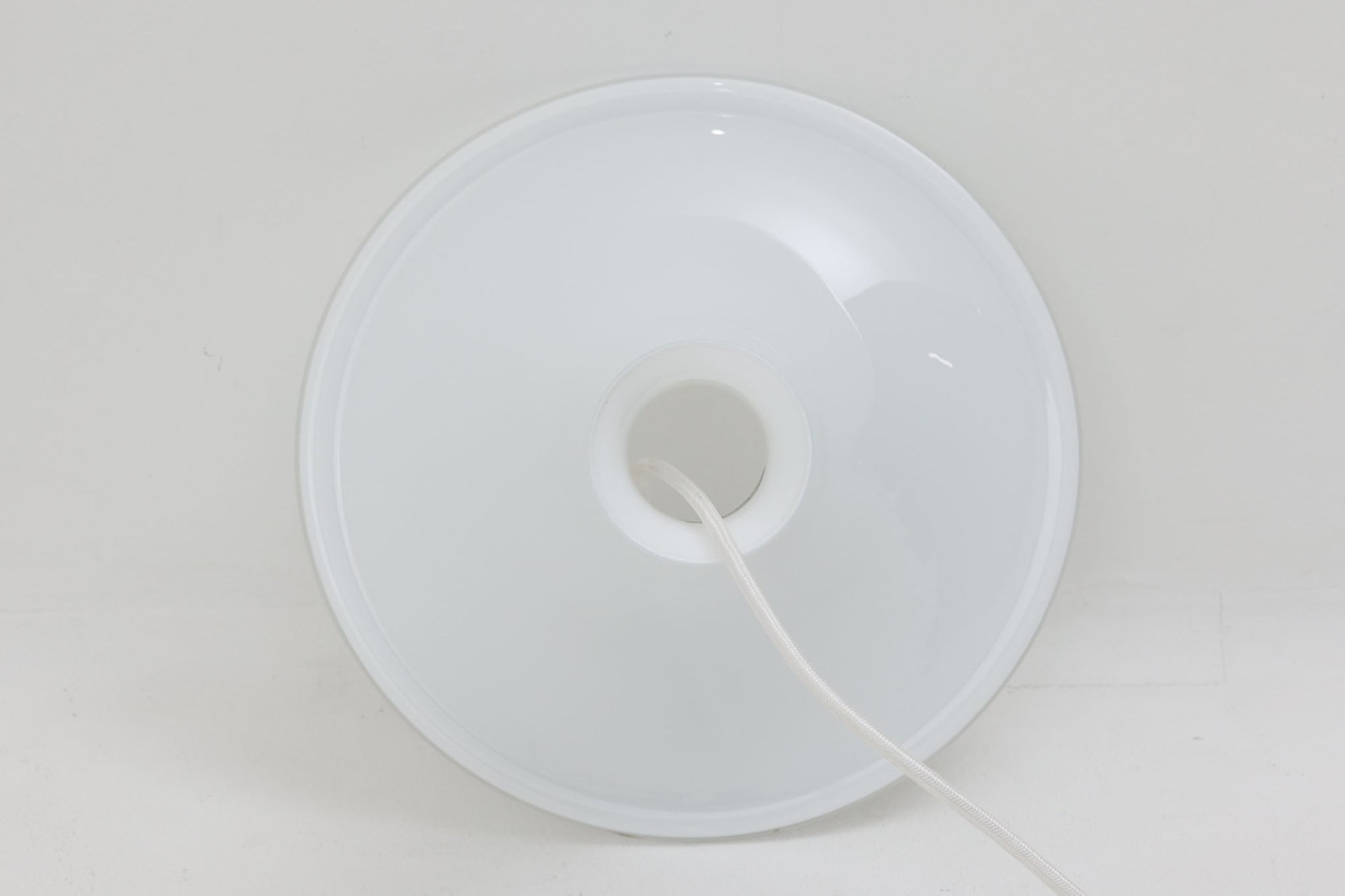 北欧より買い付けたHolmgaard社製のヴィンテージランプです。mandarinシリーズの中でも大型な、直径30cmのLサイズモデルとなります。乳白色のガラスが美しく、清潔感が漂います。リビングやダイニングの空間にぴったりの存在感を持ちながらも、北欧デザインならではのシンプルさが、さまざまなインテリアスタイルに調和します。こちらの商品は入荷時より、電球ソケットの取り付け金具に同じHolmegaard社の「TIVOLI」シリーズのものが使用されています。使用時には外側から見えない部分であり、使用には問題ございませんが、ご了承くださいませ。