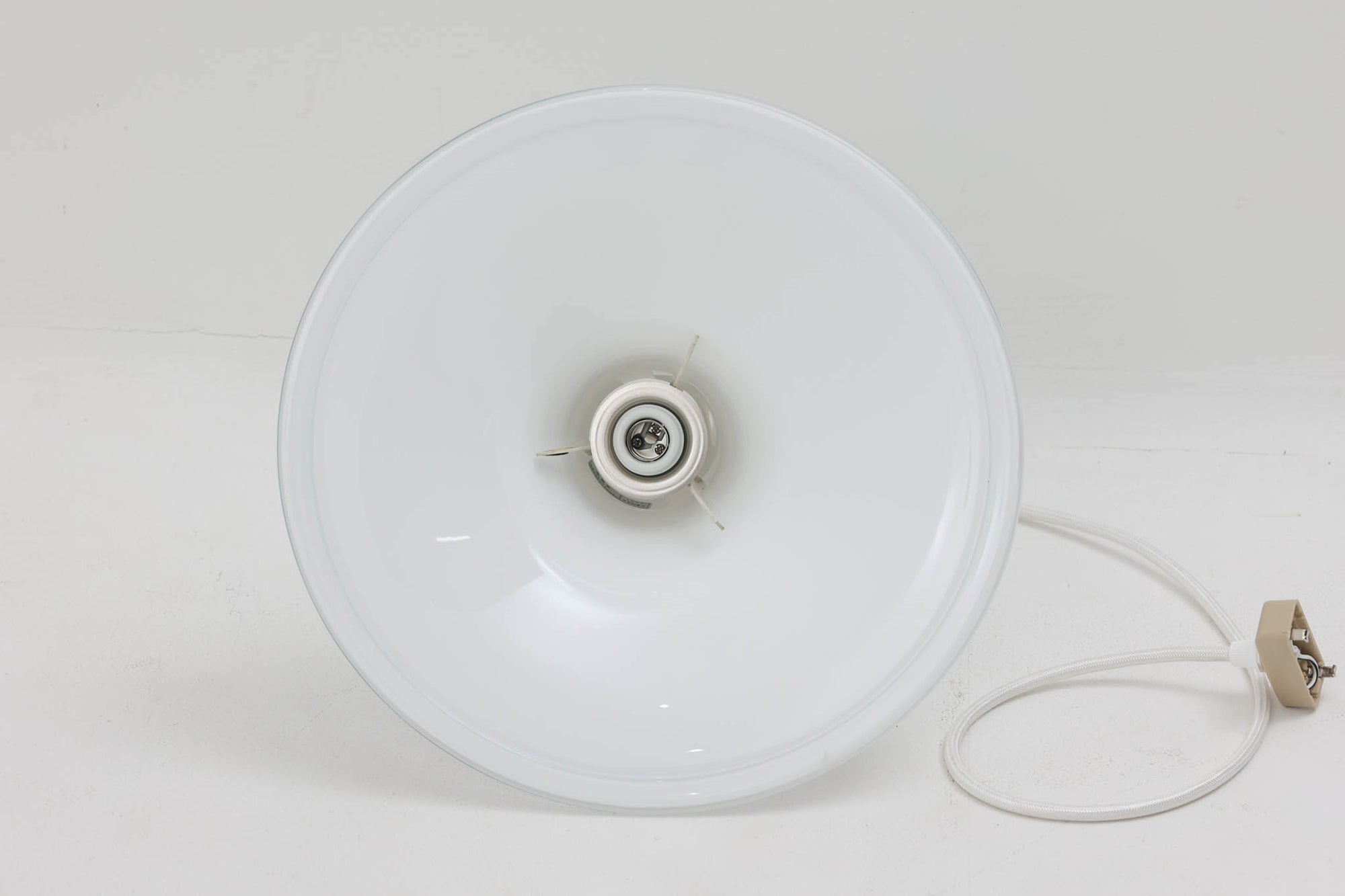 北欧より買い付けたHolmgaard社製のヴィンテージランプです。mandarinシリーズの中でも大型な、直径30cmのLサイズモデルとなります。乳白色のガラスが美しく、清潔感が漂います。リビングやダイニングの空間にぴったりの存在感を持ちながらも、北欧デザインならではのシンプルさが、さまざまなインテリアスタイルに調和します。こちらの商品は入荷時より、電球ソケットの取り付け金具に同じHolmegaard社の「TIVOLI」シリーズのものが使用されています。使用時には外側から見えない部分であり、使用には問題ございませんが、ご了承くださいませ。